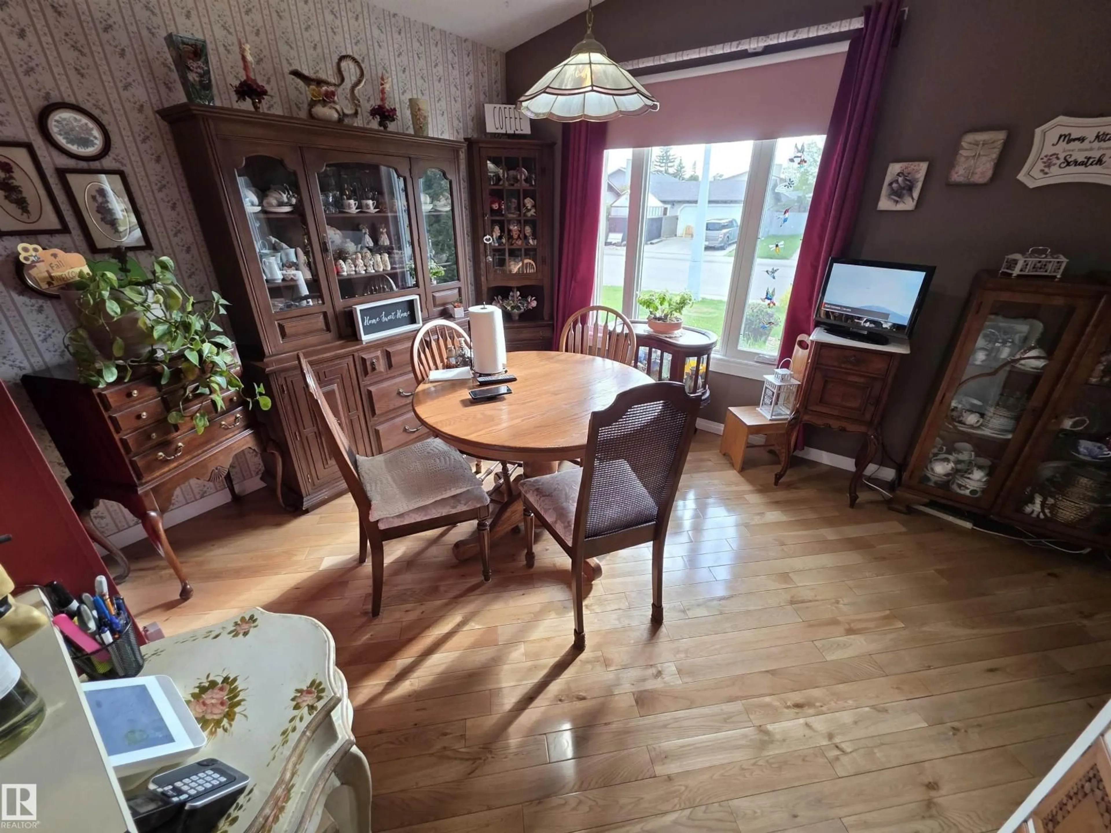 Dining room, wood/laminate floor for 25 MCNABB CR, Stony Plain Alberta T7Z1G8