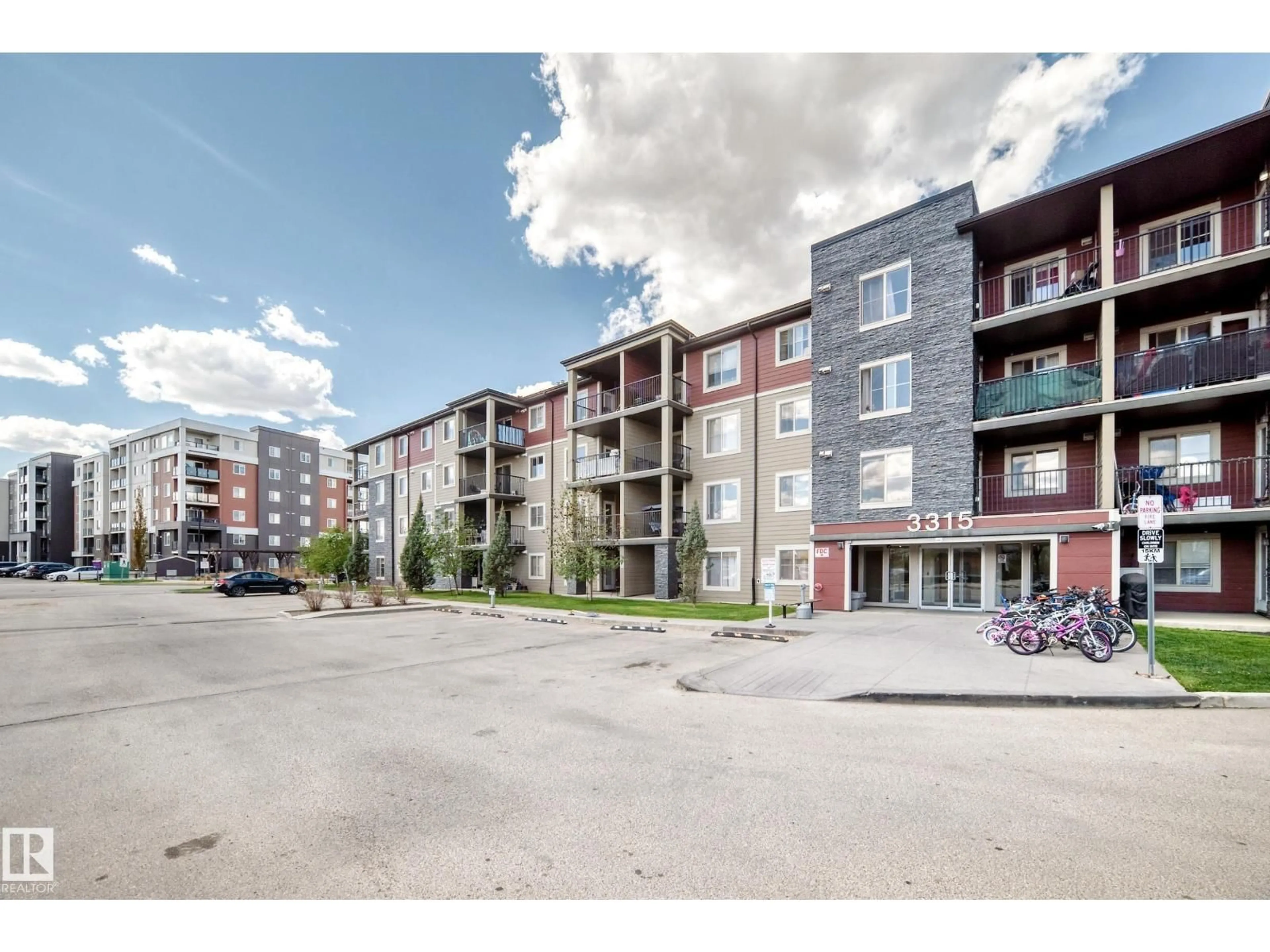 A pic from outside/outdoor area/front of a property/back of a property/a pic from drone, unknown for 210 JAMES MOWATT TR, Edmonton Alberta T6W3L9