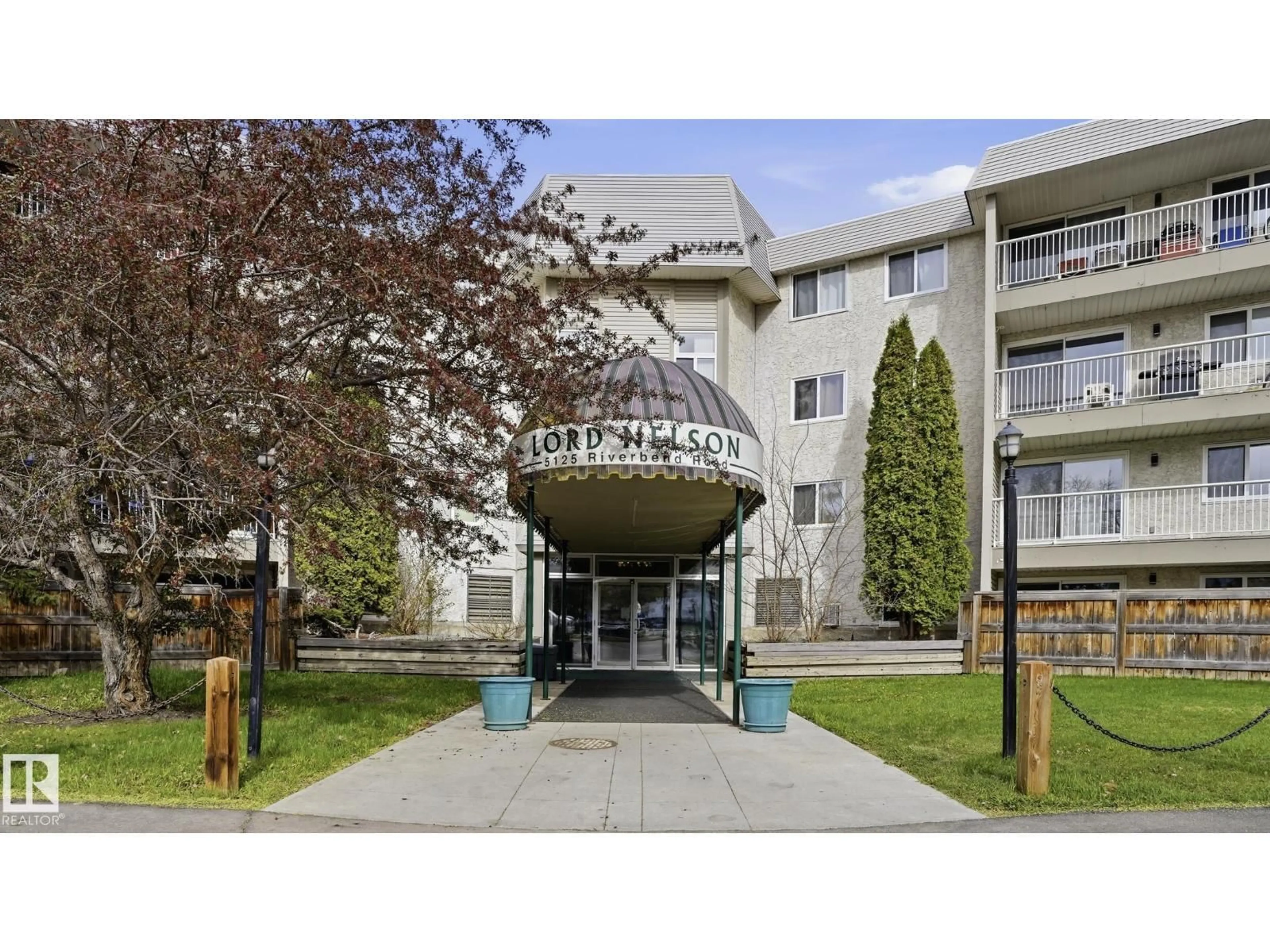 Indoor foyer for 5125 - 105 RIVERBEND RD, Edmonton Alberta T6H5K5
