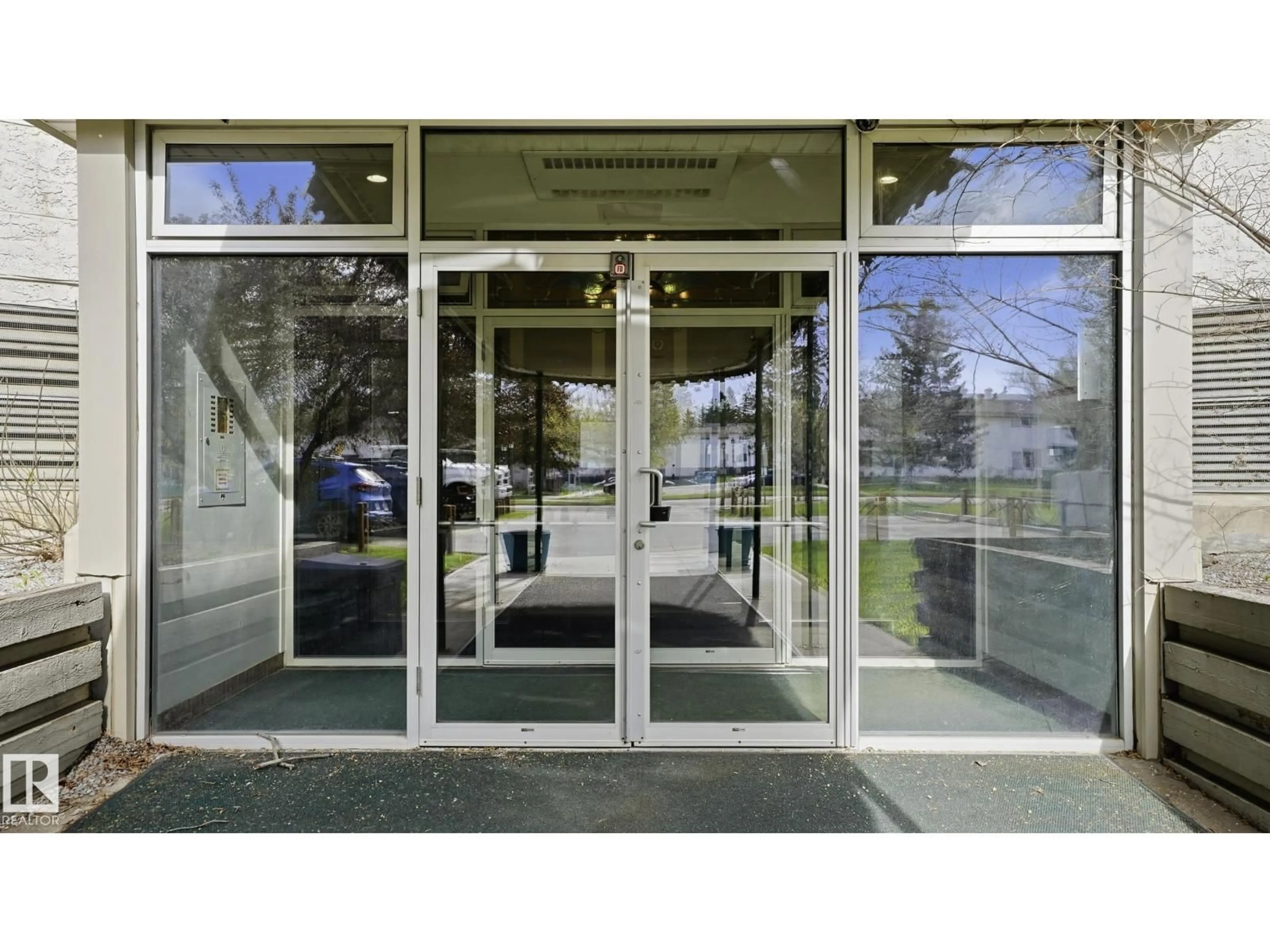 Indoor foyer for 5125 - 105 RIVERBEND RD, Edmonton Alberta T6H5K5