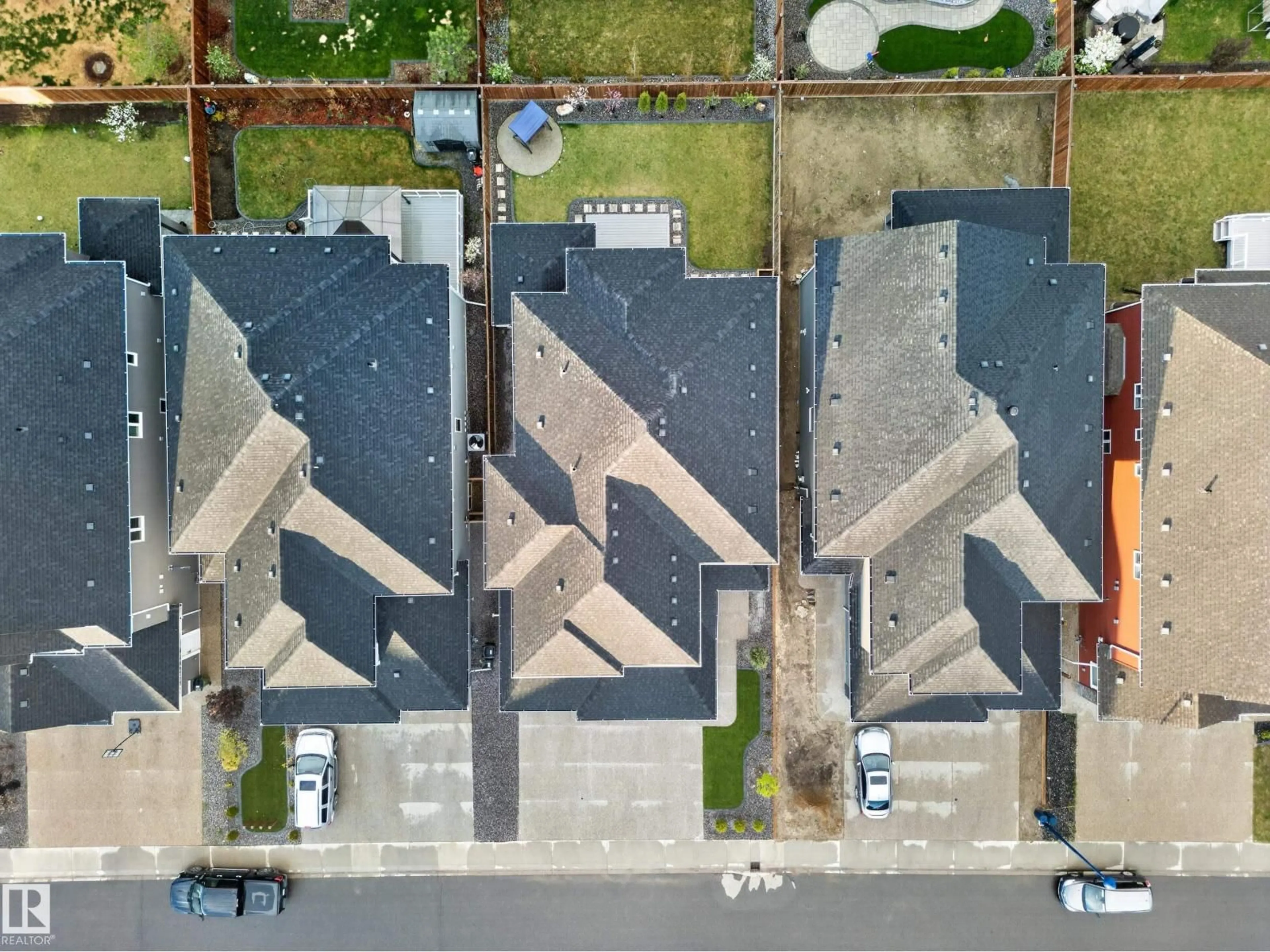 A pic from outside/outdoor area/front of a property/back of a property/a pic from drone, street for 4464 SUZANNA CR, Edmonton Alberta T6X0Y5