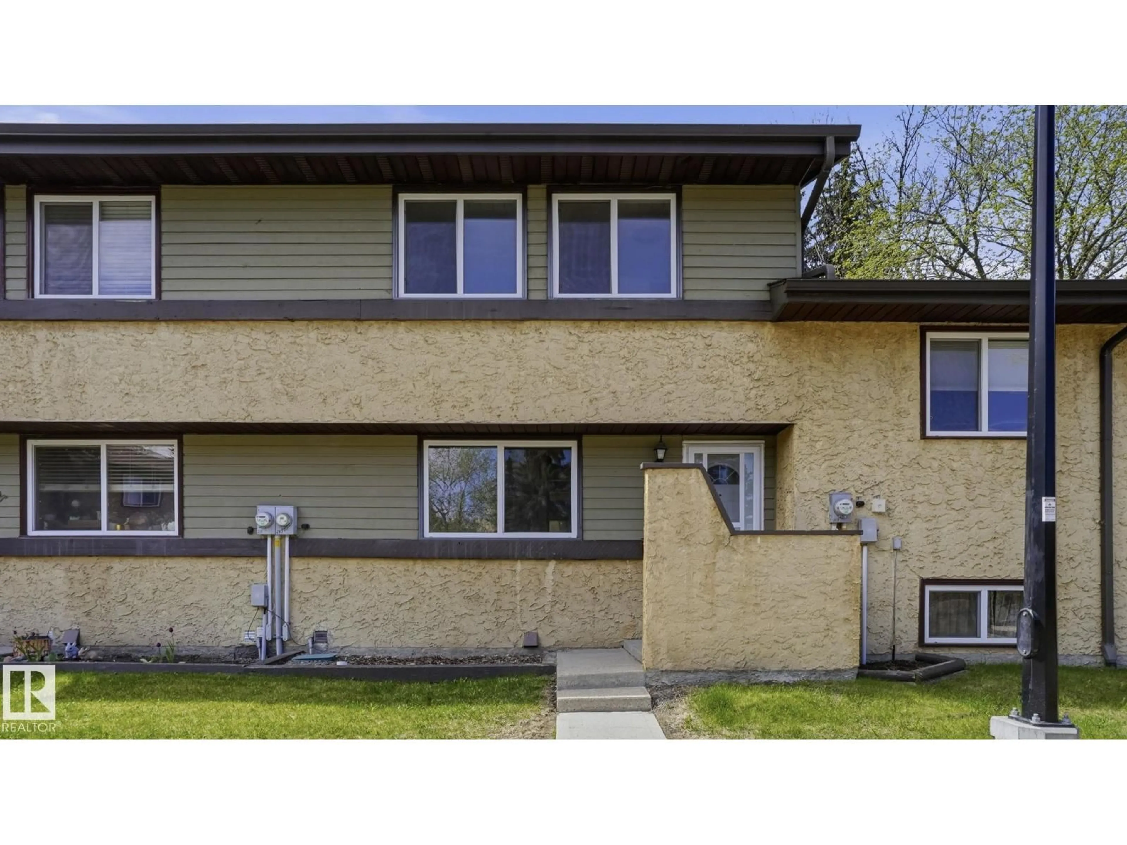 Home with vinyl exterior material, street for 210 WOODBRIDGE WY, Sherwood Park Alberta T8A3Y3