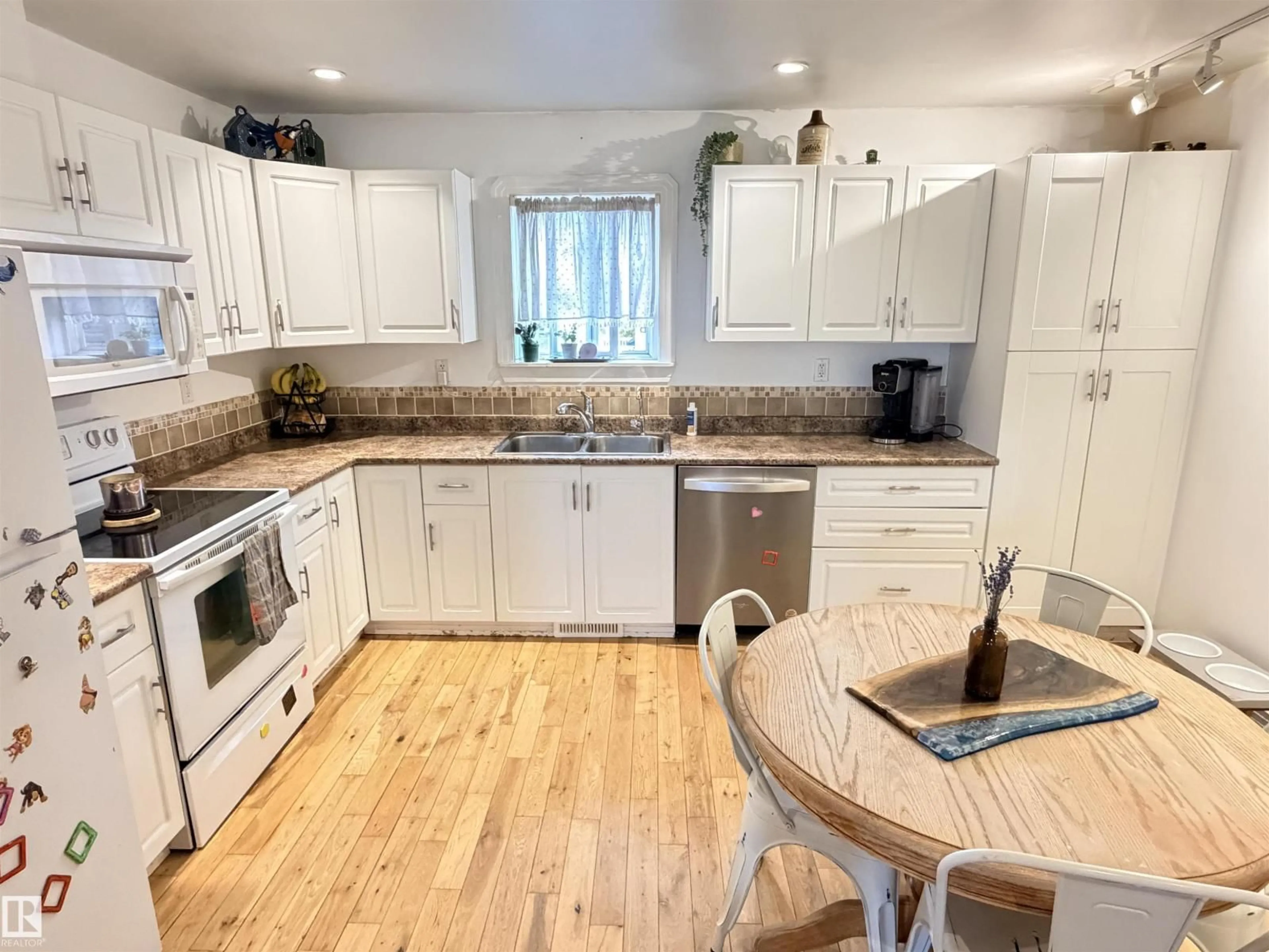 Open concept kitchen, unknown for 414 5 ST, Thorhild Alberta T0A3J0