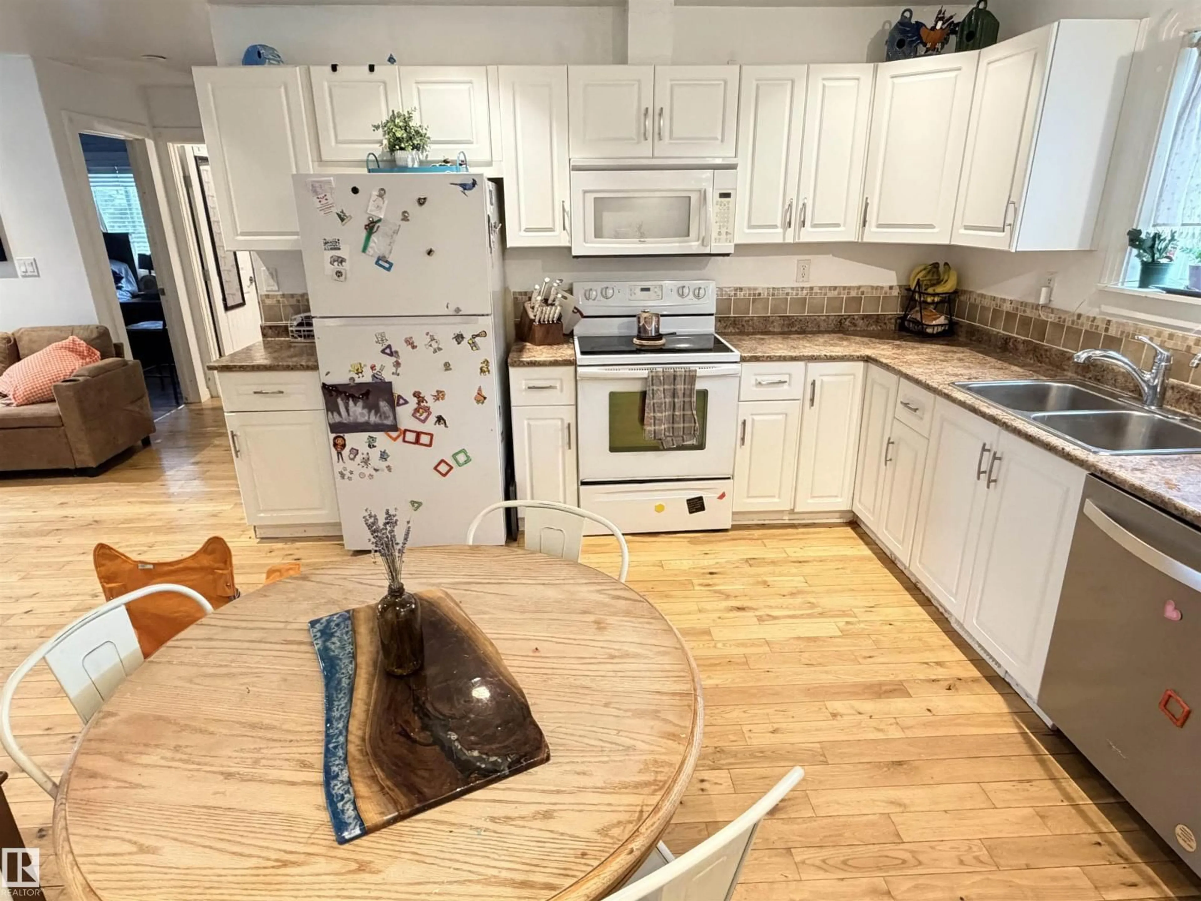 Open concept kitchen, unknown for 414 5 ST, Thorhild Alberta T0A3J0
