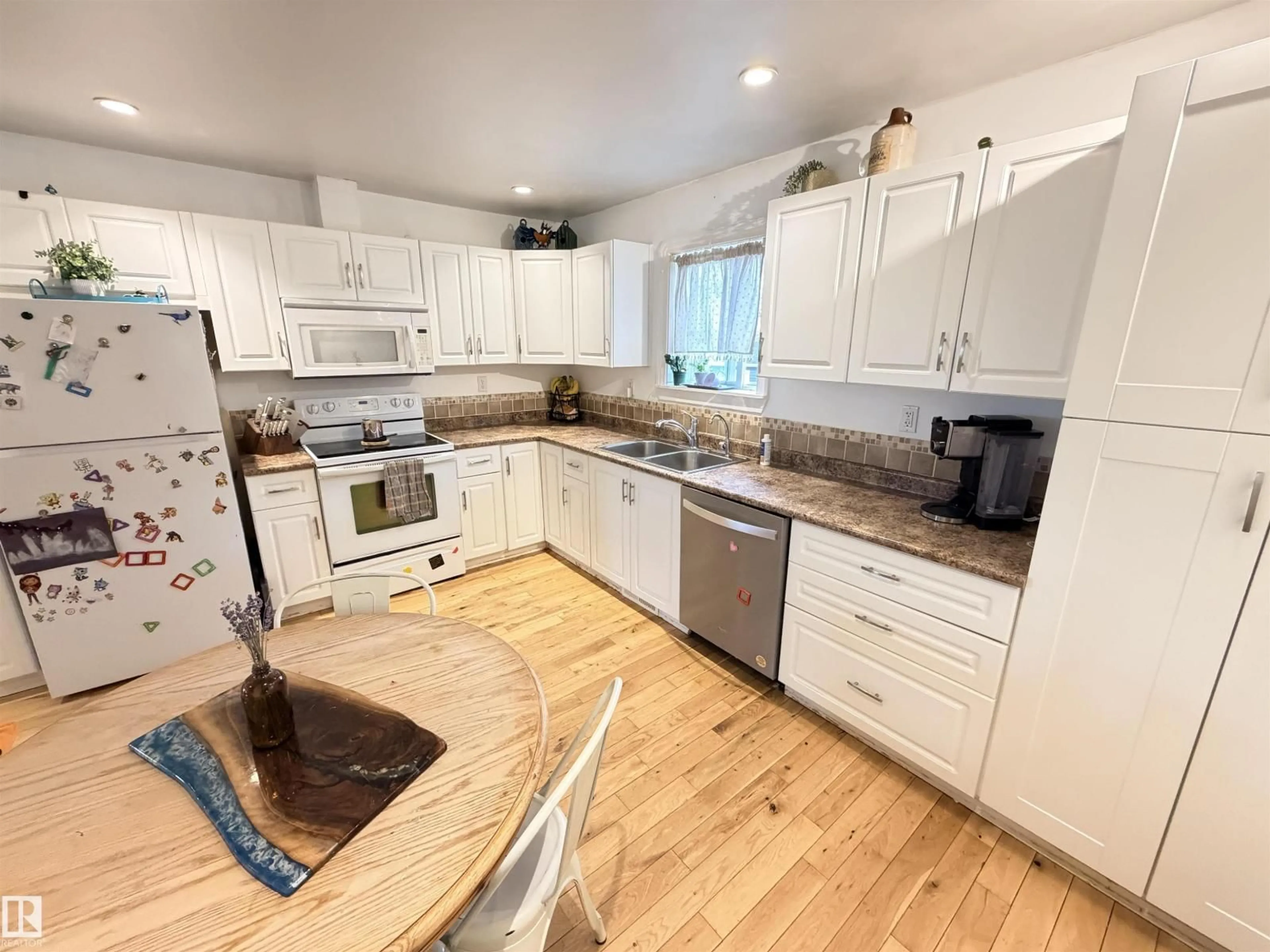 Open concept kitchen, unknown for 414 5 ST, Thorhild Alberta T0A3J0
