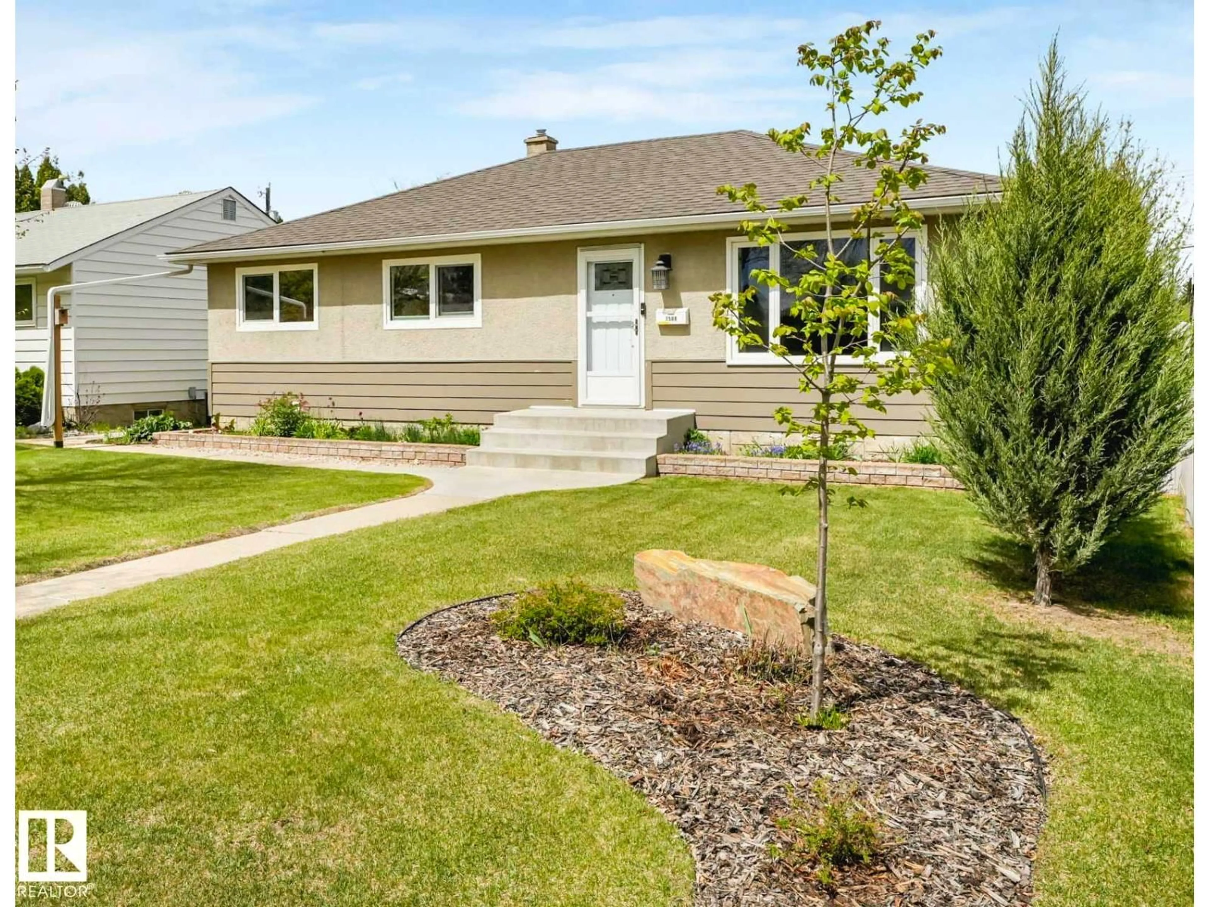 Home with vinyl exterior material, street for 7508 76 AV, Edmonton Alberta T6C0H4