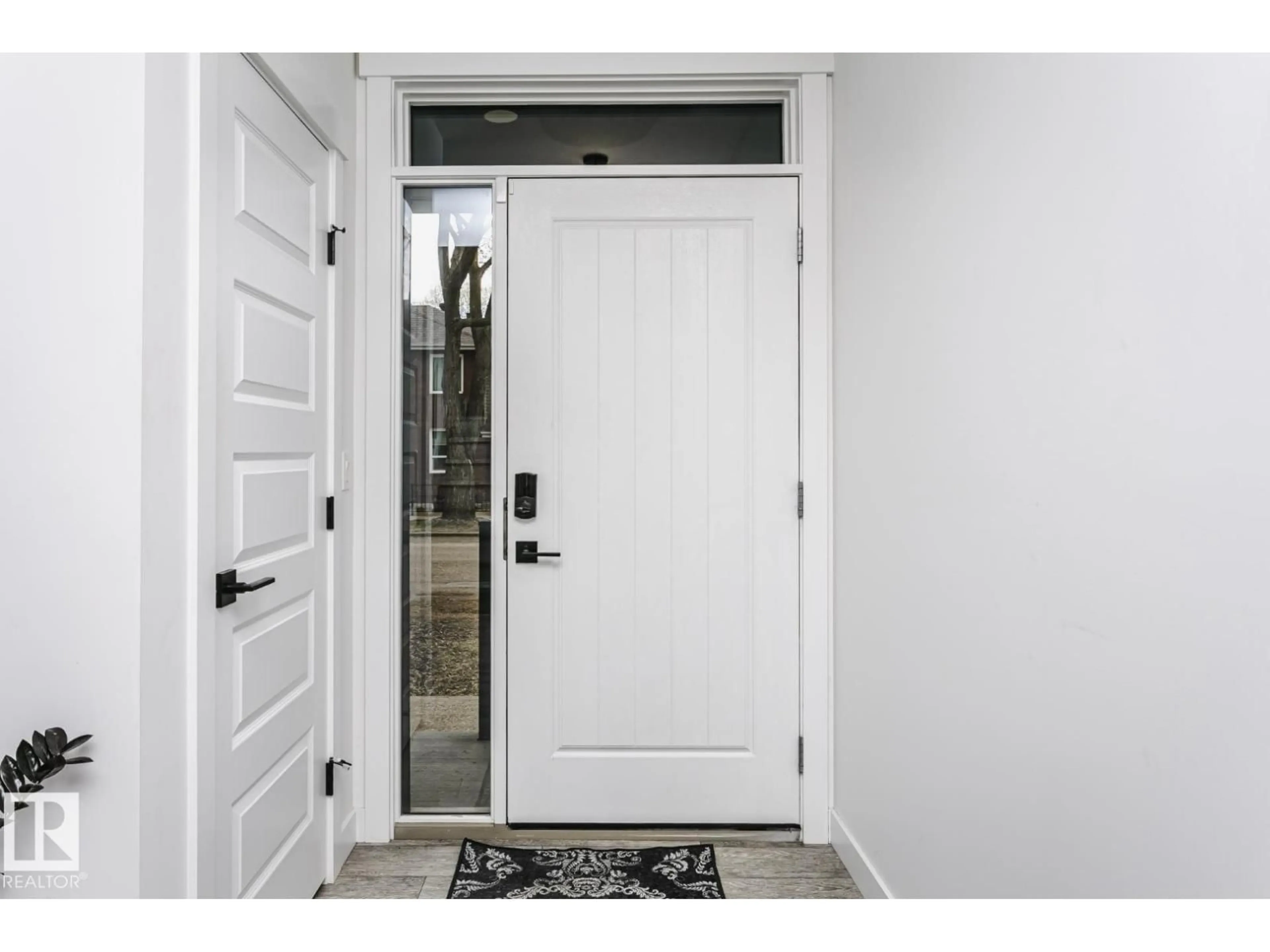 Indoor entryway for NW - 9737 101 ST, Edmonton Alberta T5K0W9