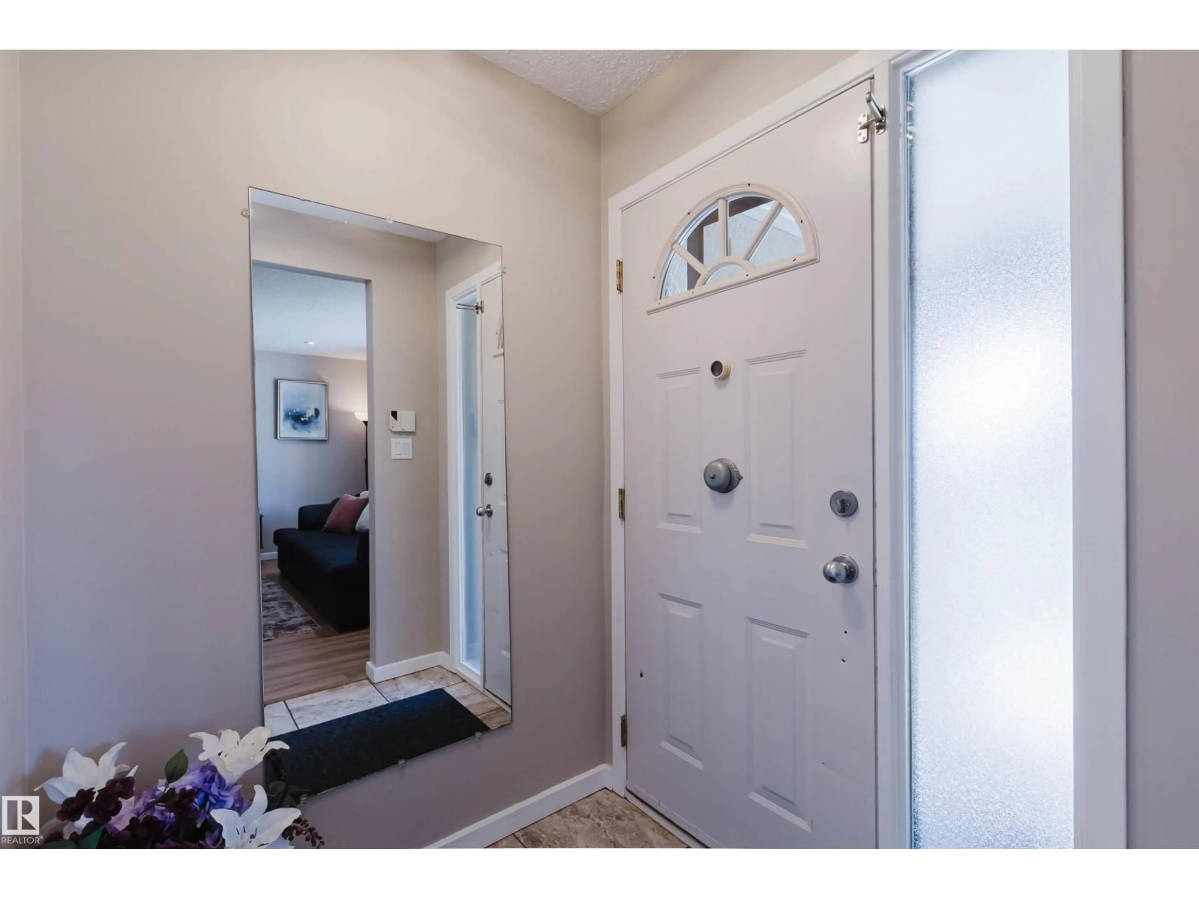 Indoor entryway for 10946 BEAUMARIS RD, Edmonton Alberta T5X1Z6
