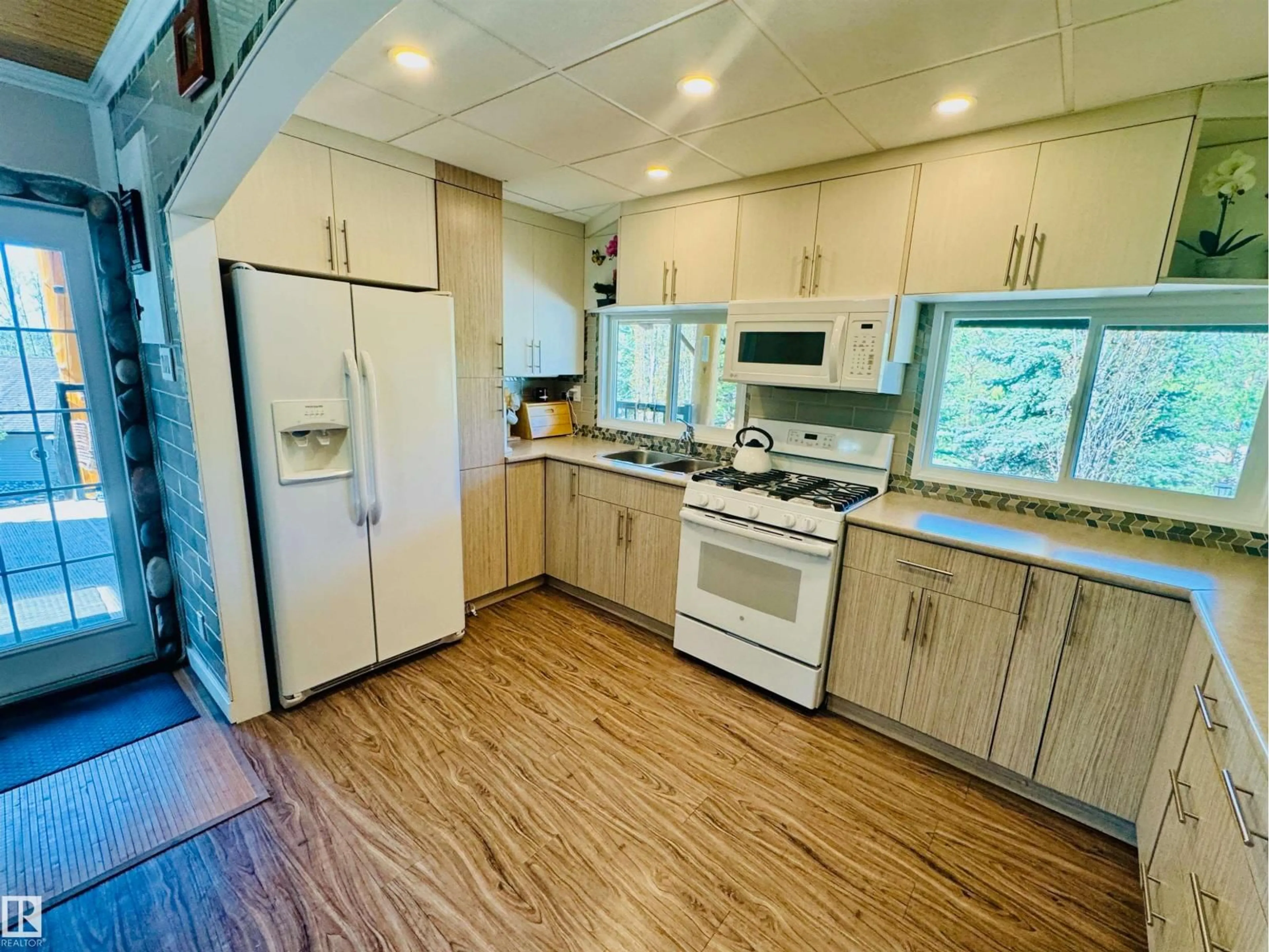 Standard kitchen, unknown for 60501 - 401 RR 120, Rural St. Paul County Alberta T0A3A0