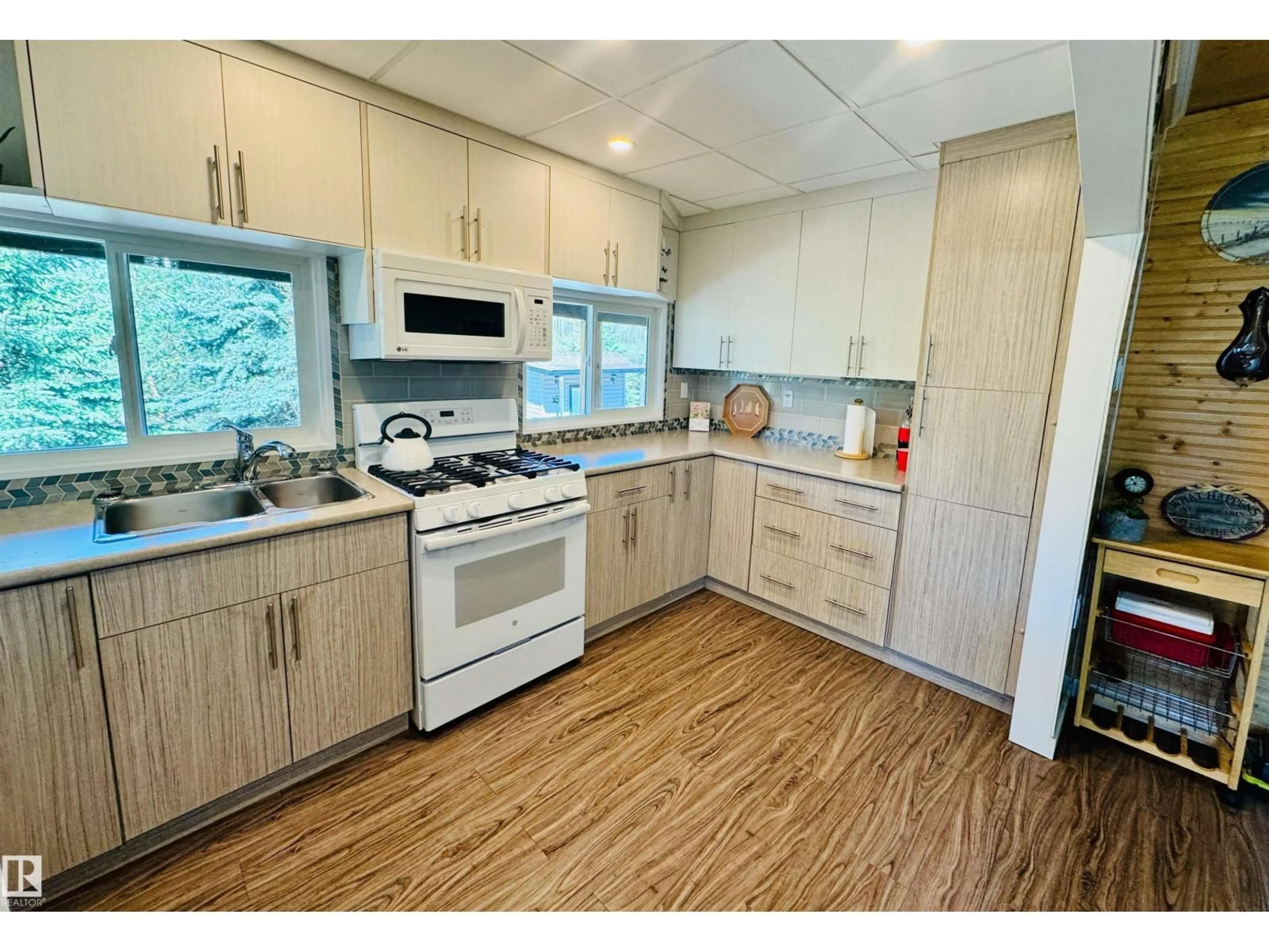 Standard kitchen, wood/laminate floor for 60501 - 401 RR 120, Rural St. Paul County Alberta T0A3A0