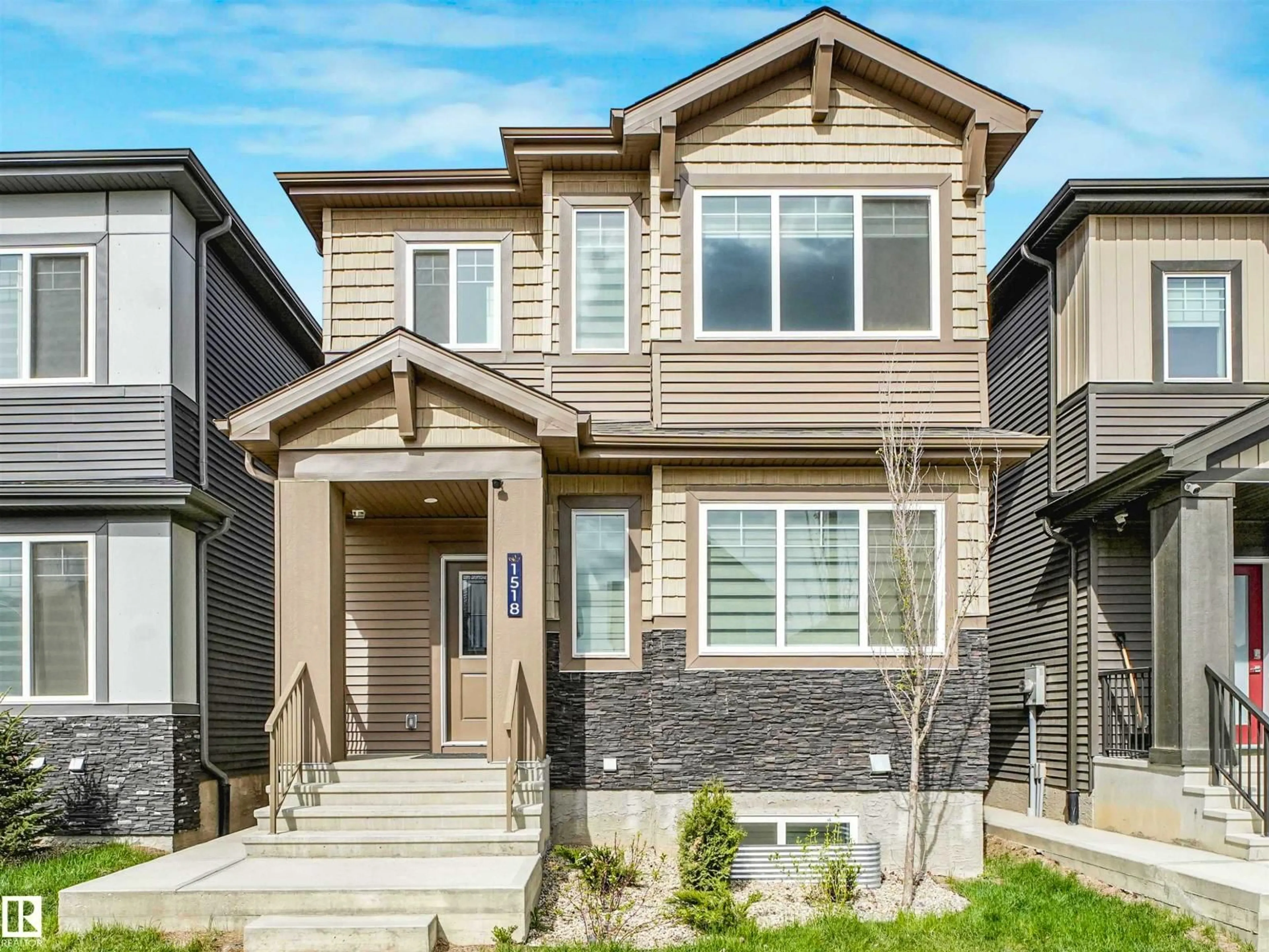 Home with vinyl exterior material, street for LI NW - 1518 SISKIN LINK, Edmonton Alberta T5S0T9