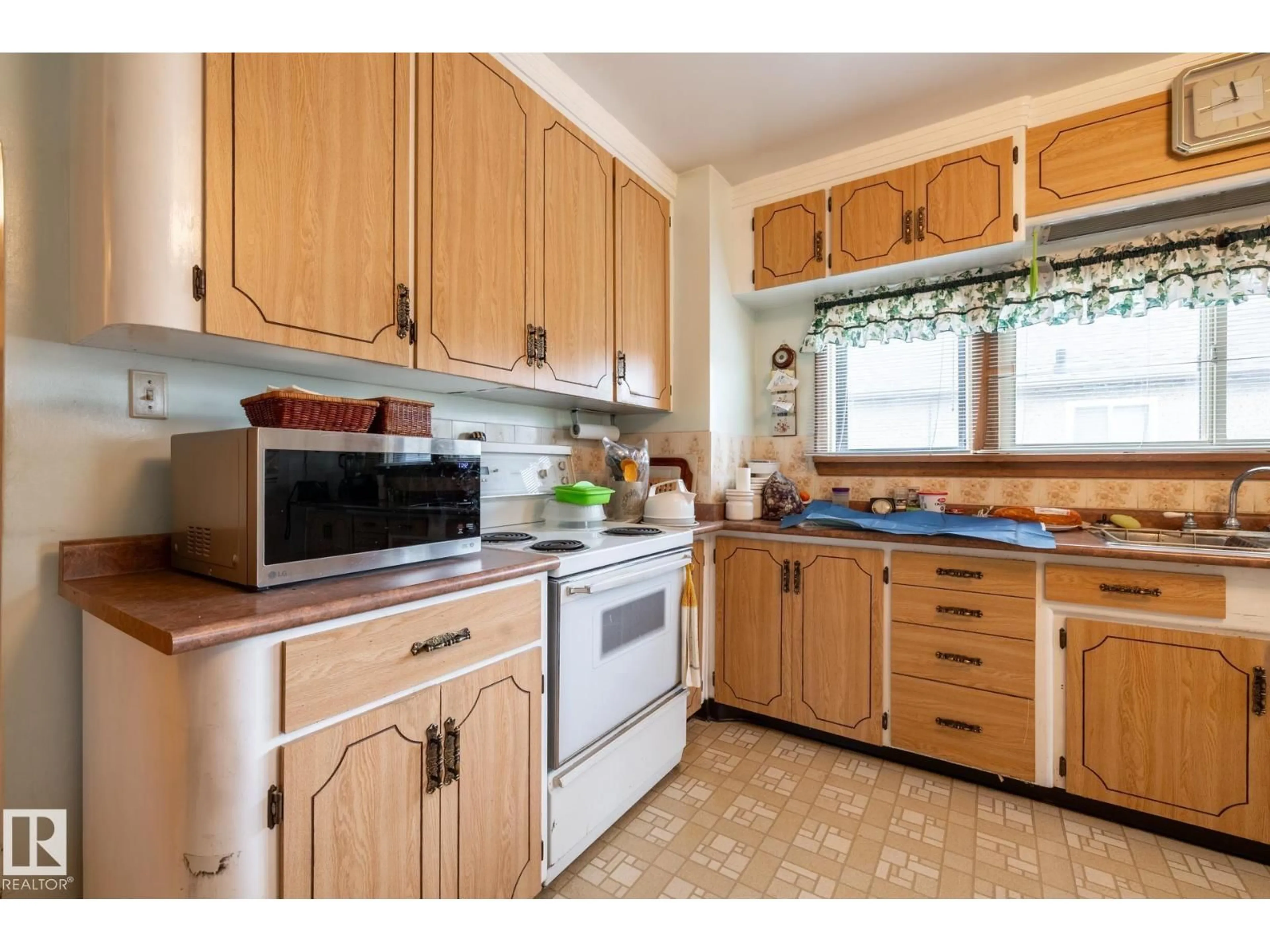 Standard kitchen, wood/laminate floor for 9839 81 AV, Edmonton Alberta T6E1W4