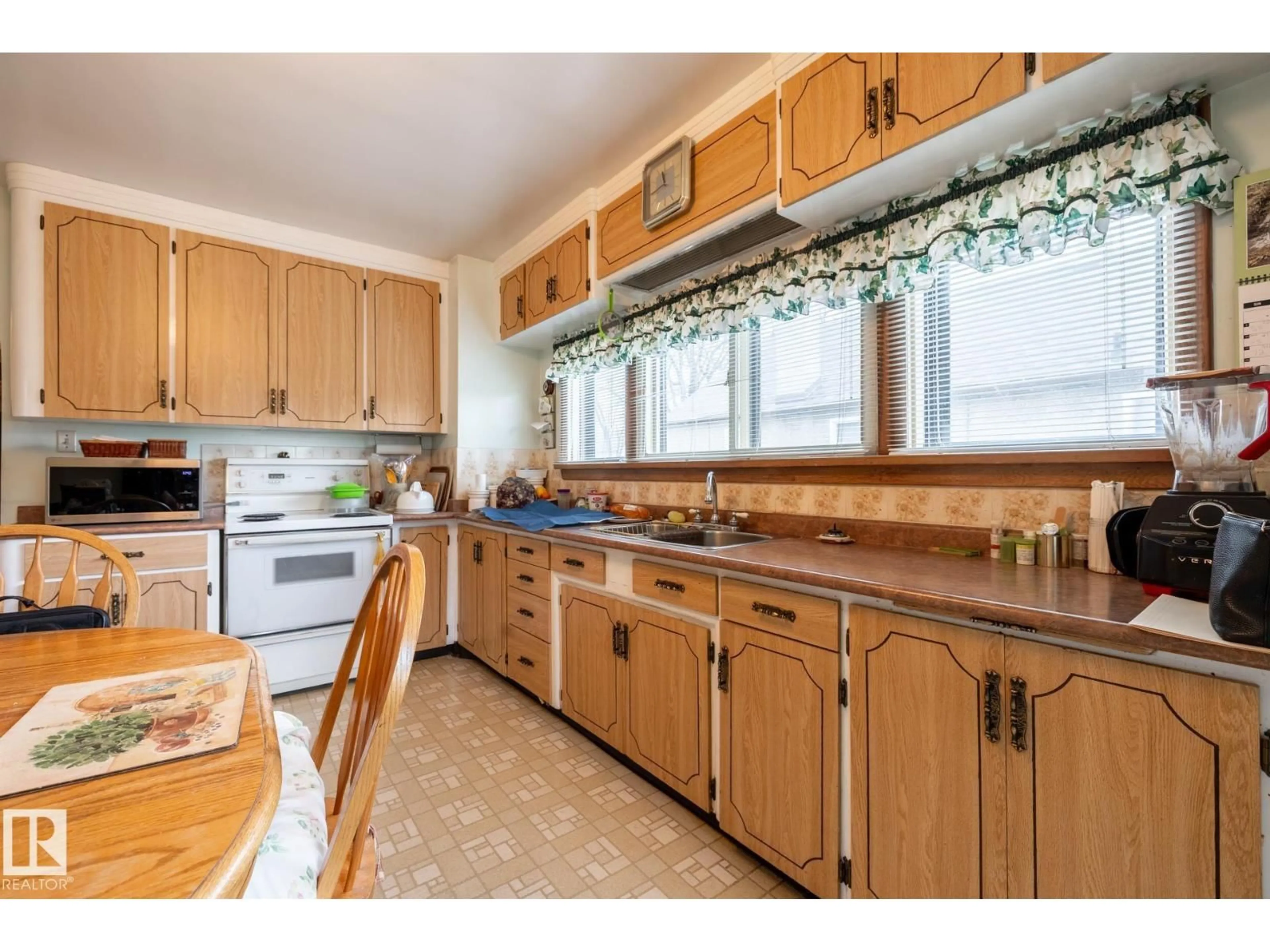 Standard kitchen, wood/laminate floor for 9839 81 AV, Edmonton Alberta T6E1W4