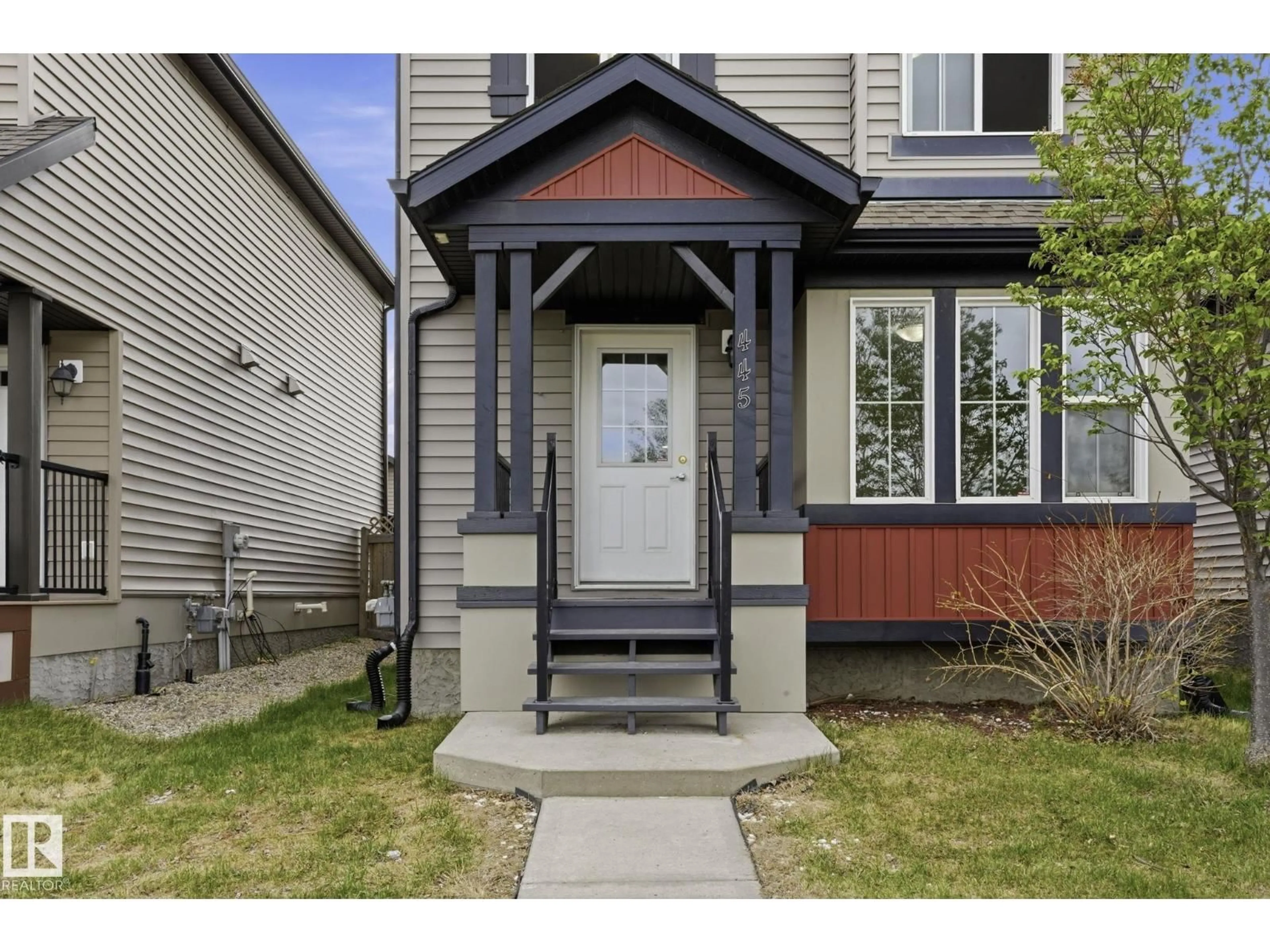 Indoor entryway for 445 WATT BV, Edmonton Alberta T6X1P9