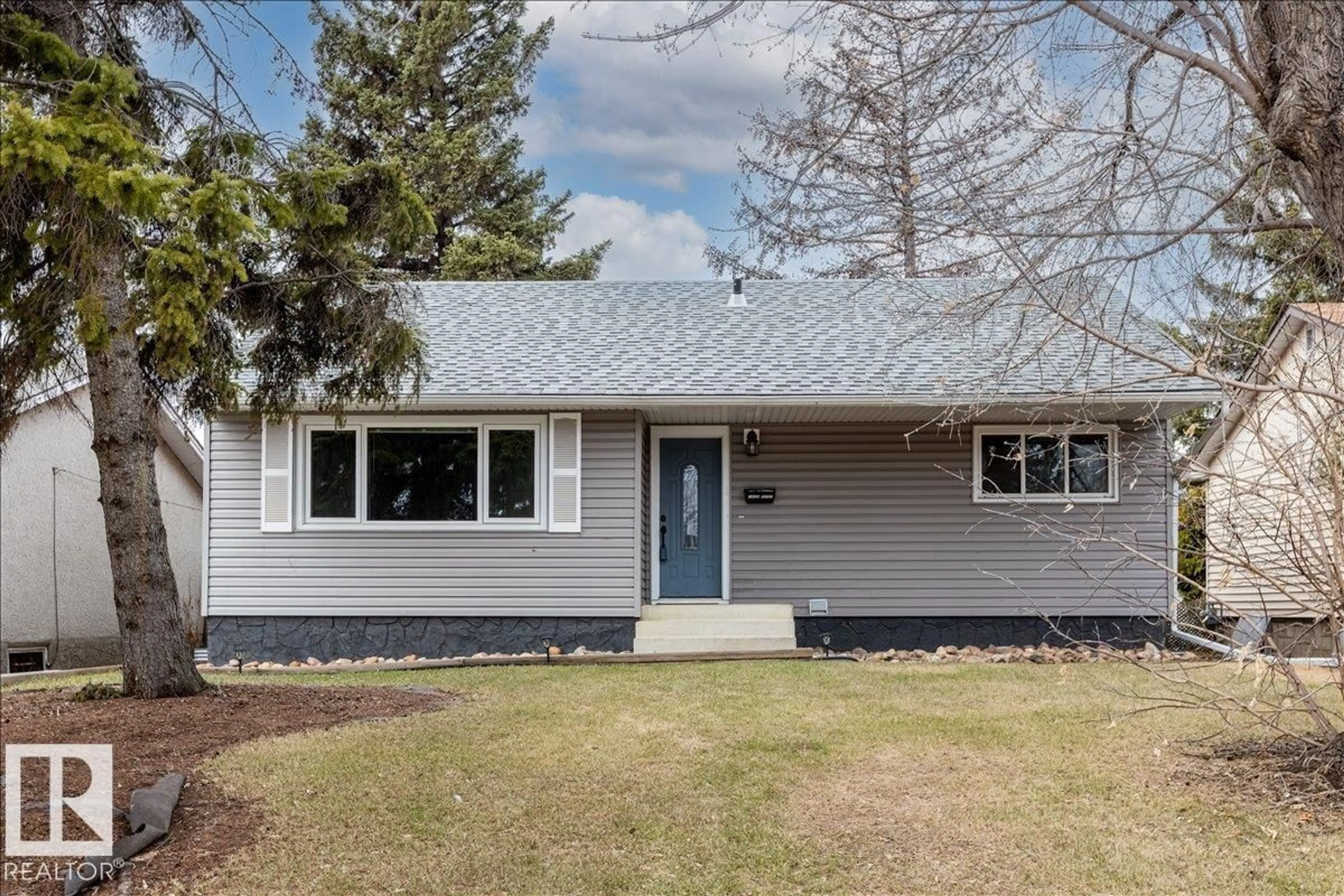Home with vinyl exterior material, street for NW - 13608 137 ST, Edmonton Alberta T5L2B3