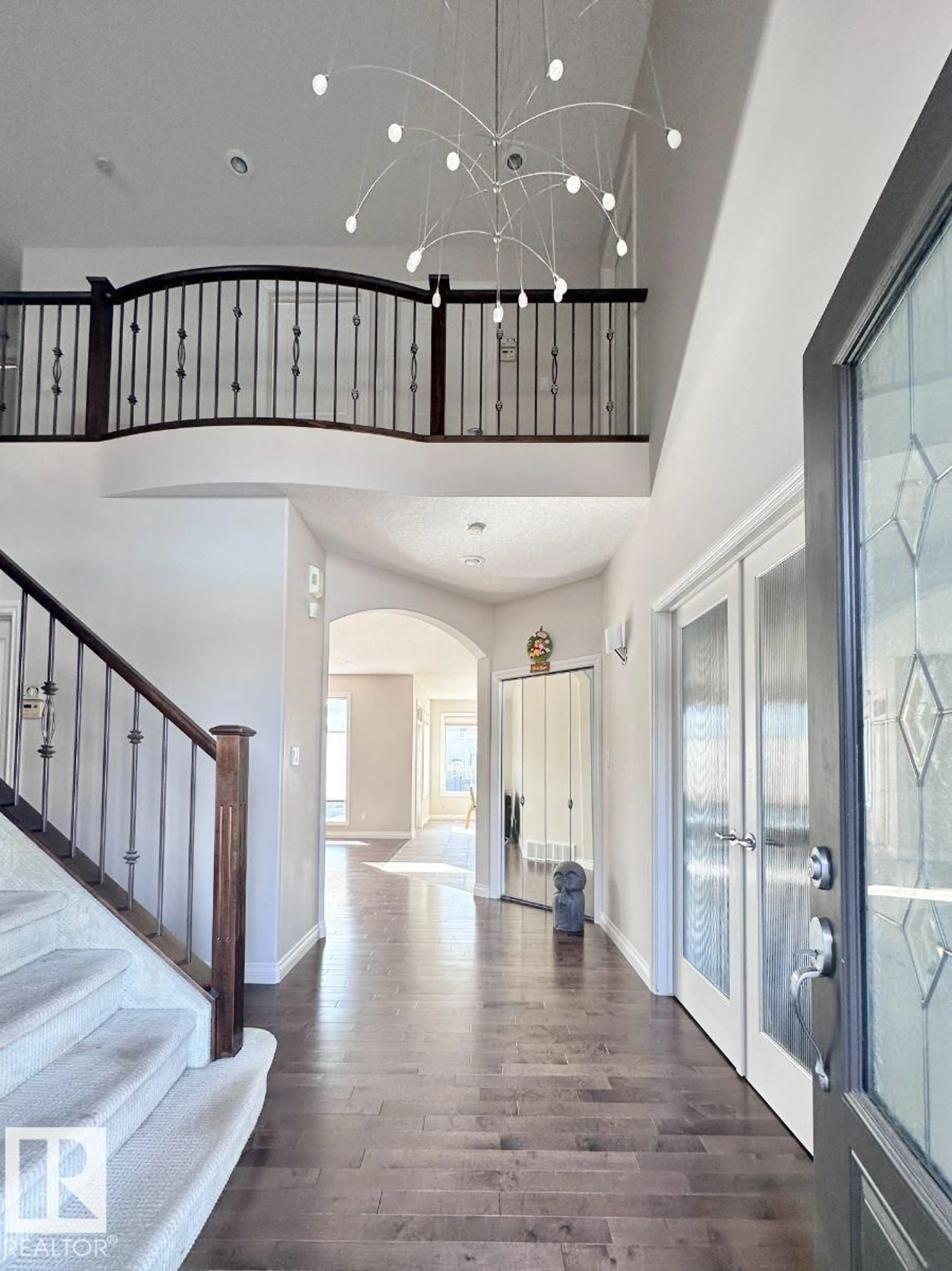 Indoor foyer for 820 DRYSDALE RU, Edmonton Alberta T6M2Y4