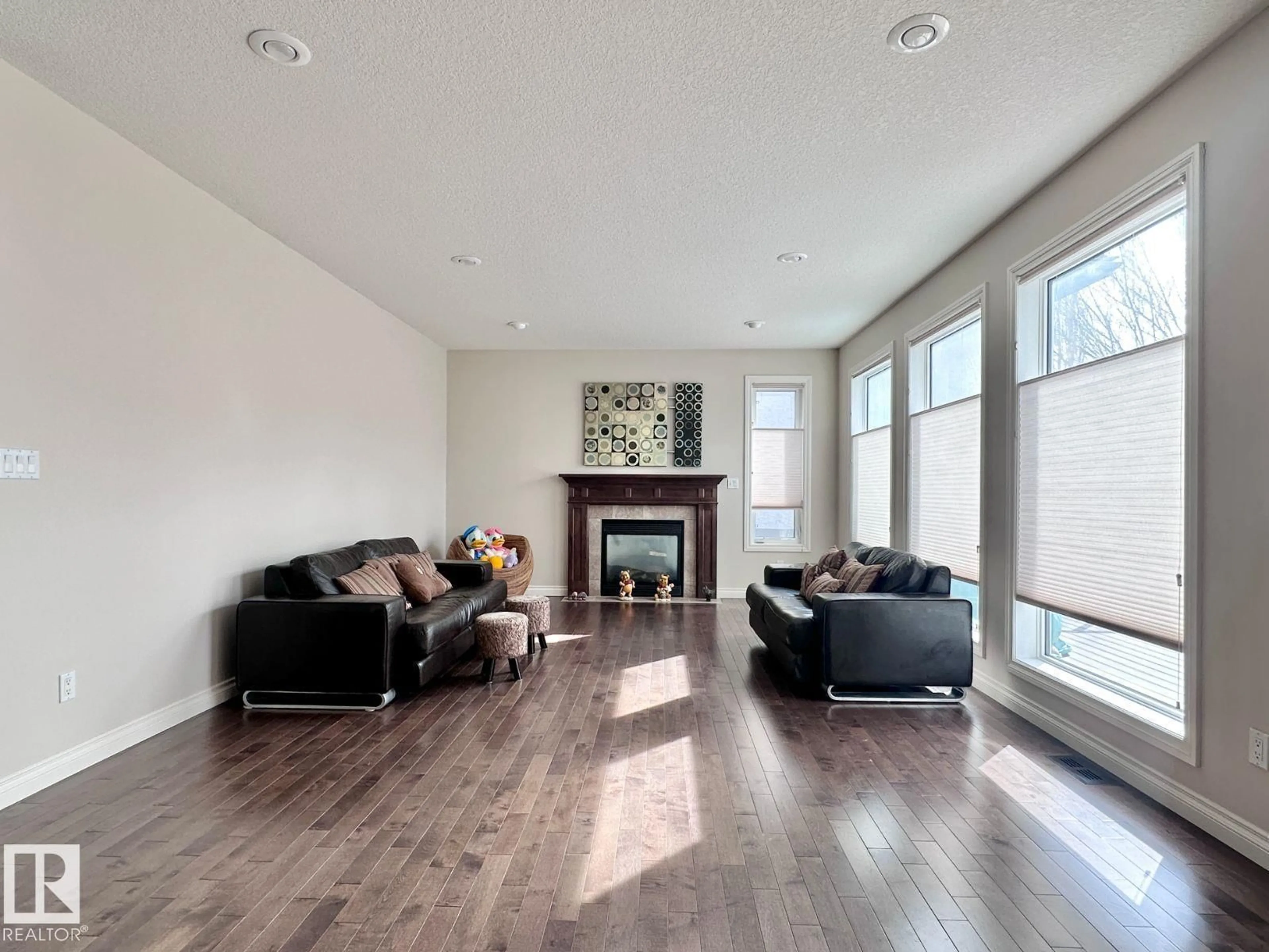 Living room with furniture, wood/laminate floor for 820 DRYSDALE RU, Edmonton Alberta T6M2Y4