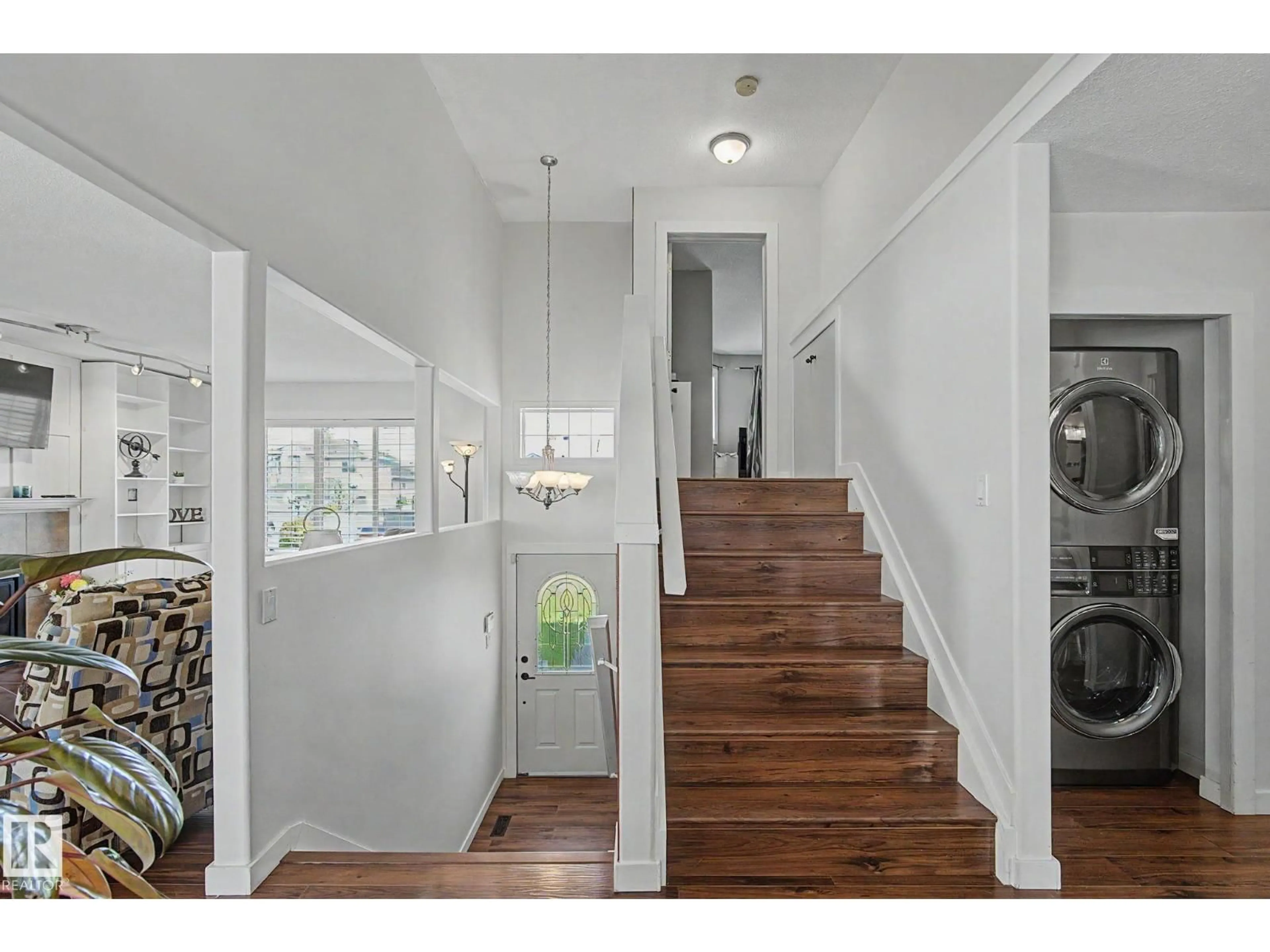 Indoor entryway for 7565 165A AV, Edmonton Alberta T5Z3P9