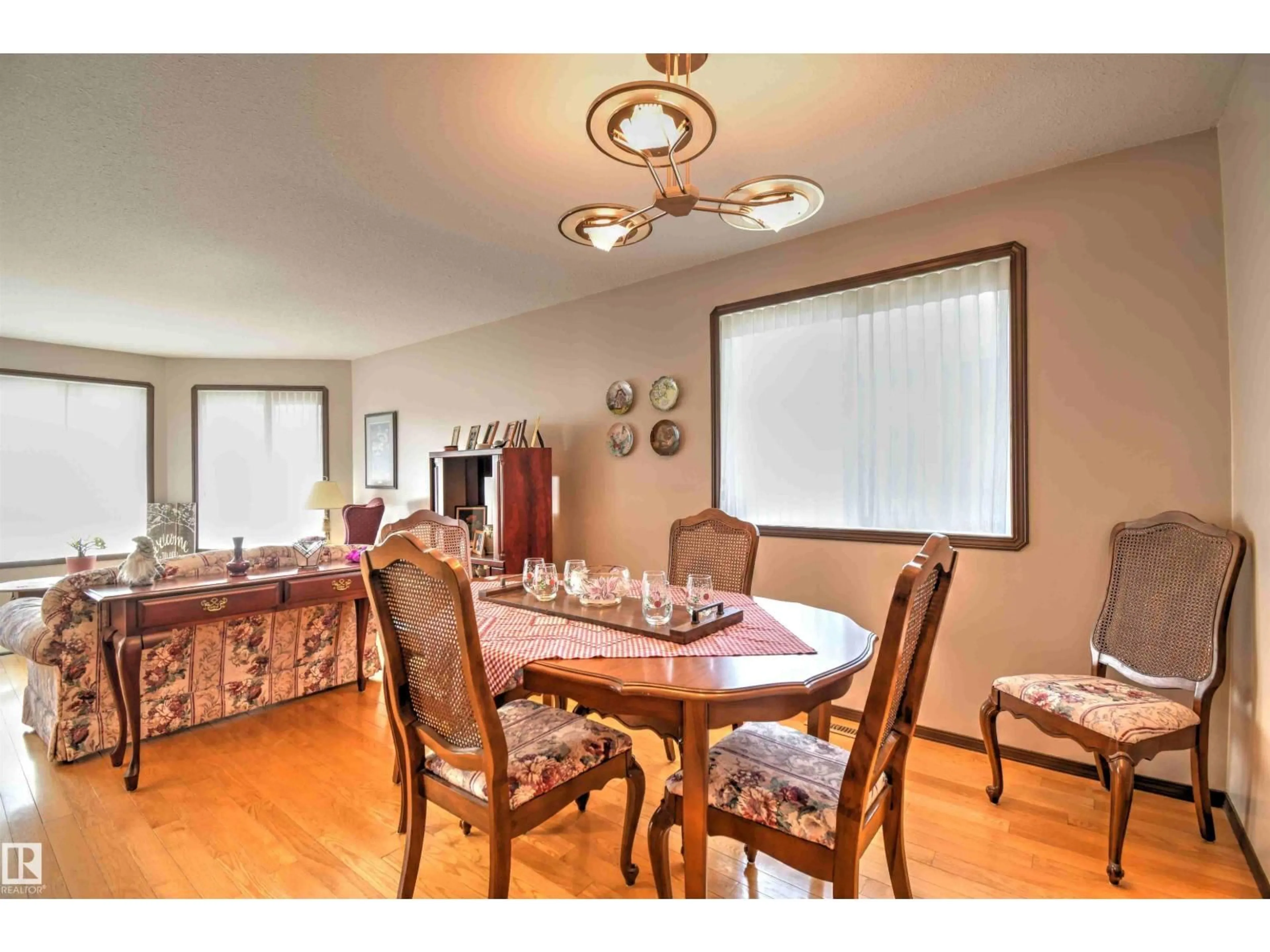 Dining room, wood/laminate floor for 5426 53 AV, St. Paul Town Alberta T0A3A1