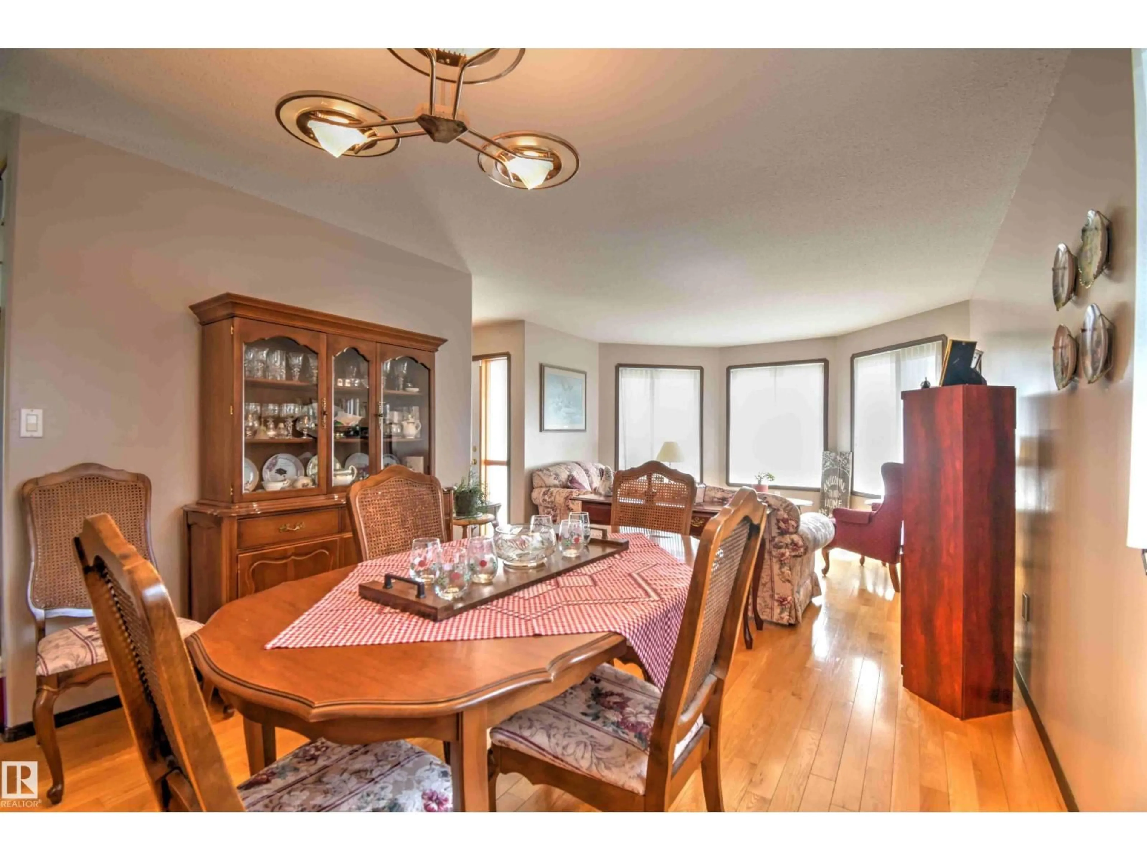 Dining room, wood/laminate floor for 5426 53 AV, St. Paul Town Alberta T0A3A1
