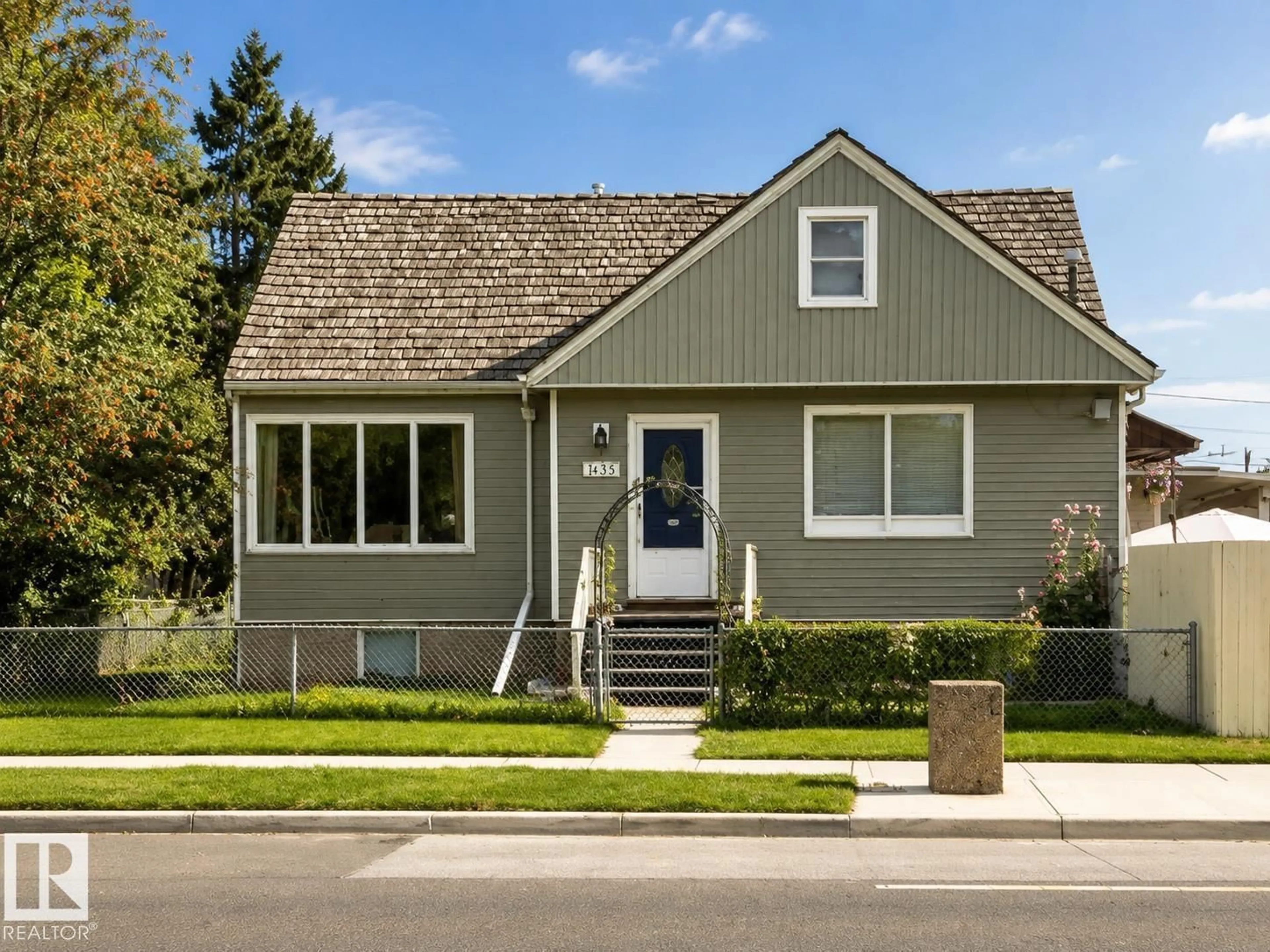 Home with vinyl exterior material, street for NW - 9724 122 AV, Edmonton Alberta T5G0T9