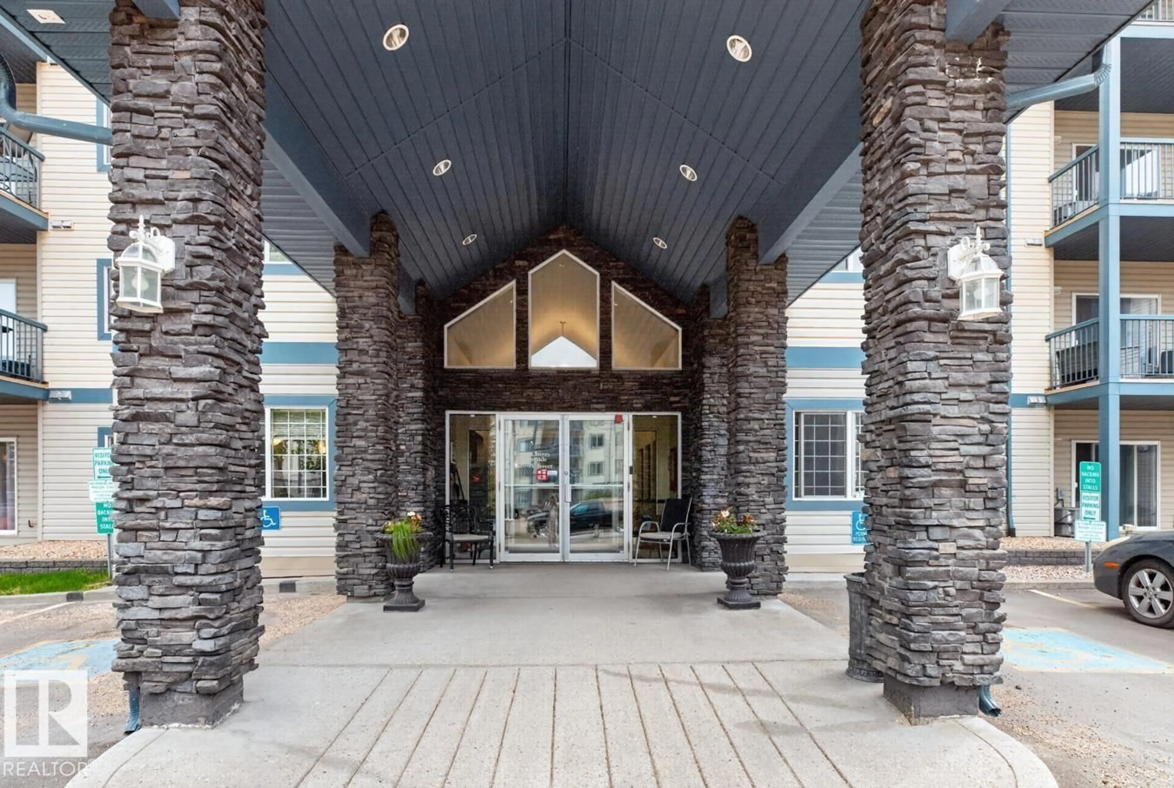 Indoor foyer for 220 16303 95 ST NW, Edmonton Alberta T5Z3V1