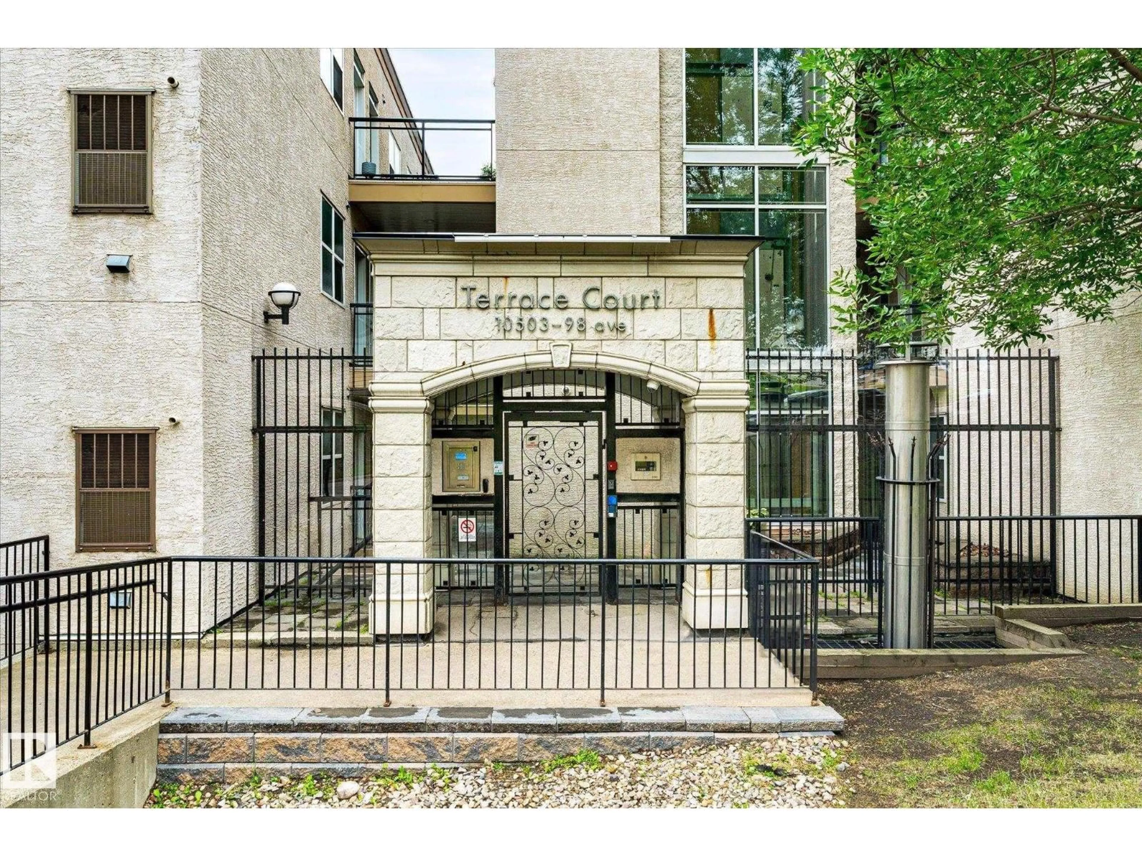 Indoor foyer for 511 10503 98 AV, Edmonton Alberta T5K0B2