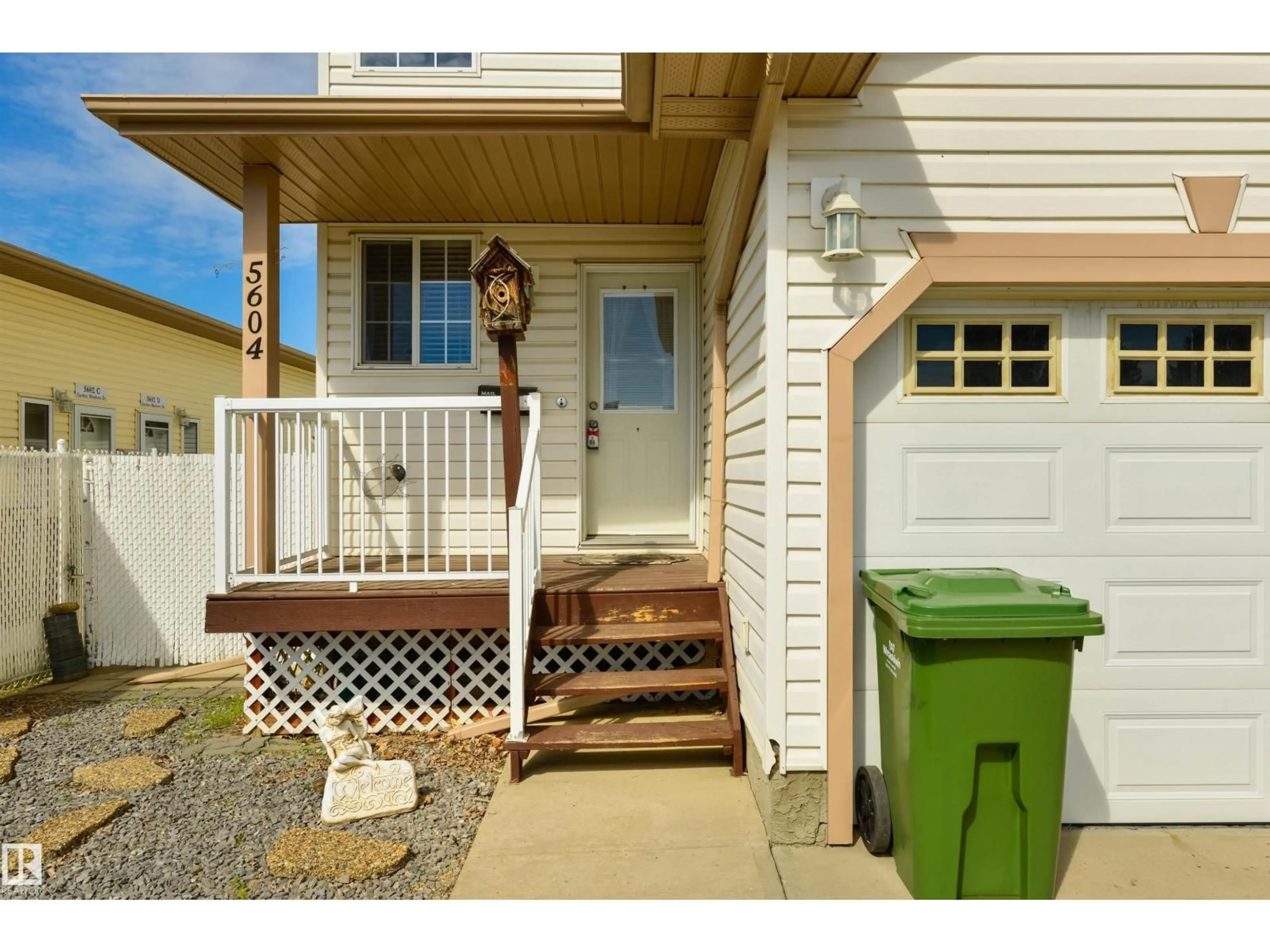 Indoor entryway for 5604 GARDEN MEADOWS DR, Wetaskiwin Alberta T9A3S5