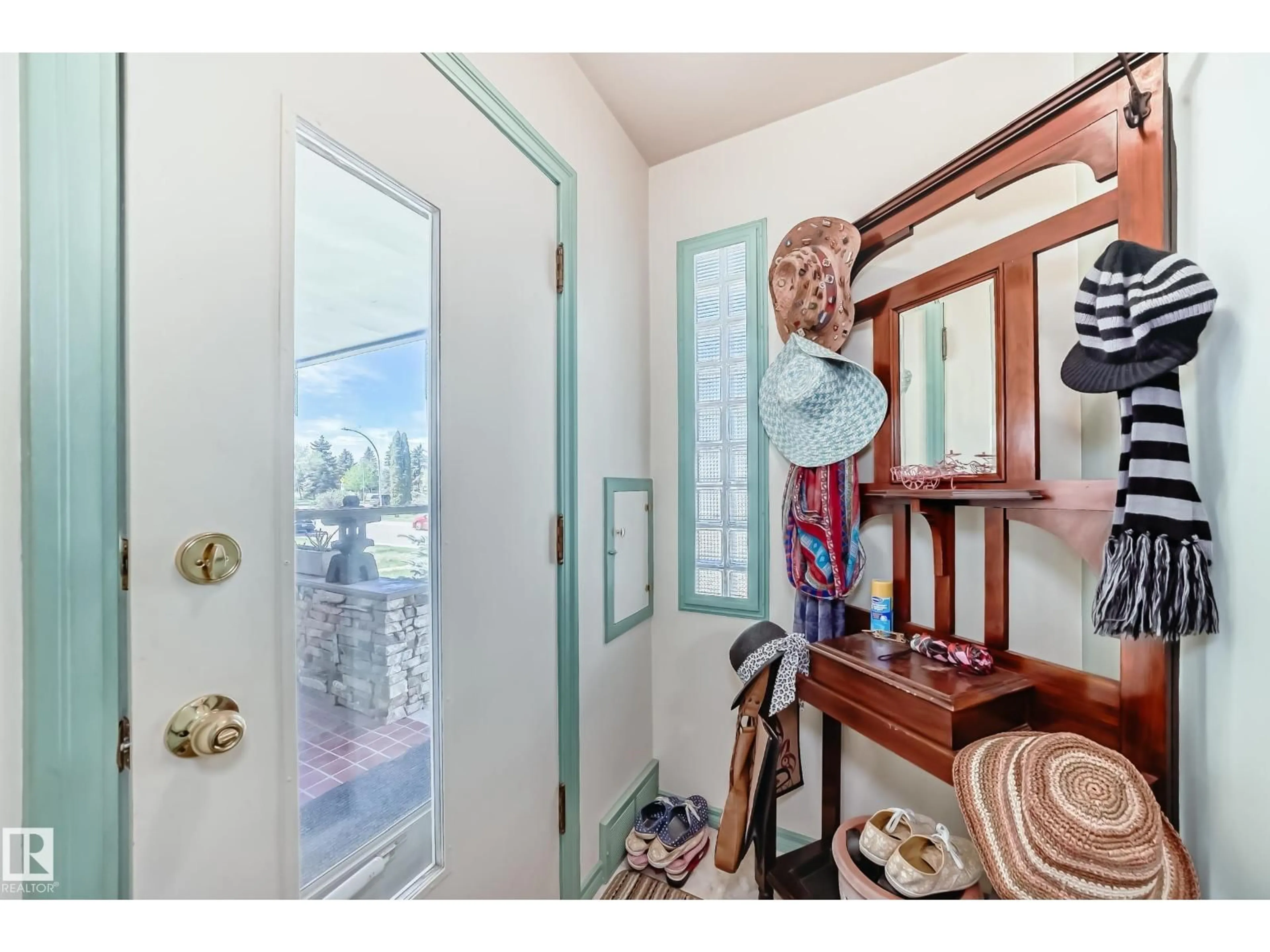 Indoor entryway for 11309 115 ST NW, Edmonton Alberta T5G2V5
