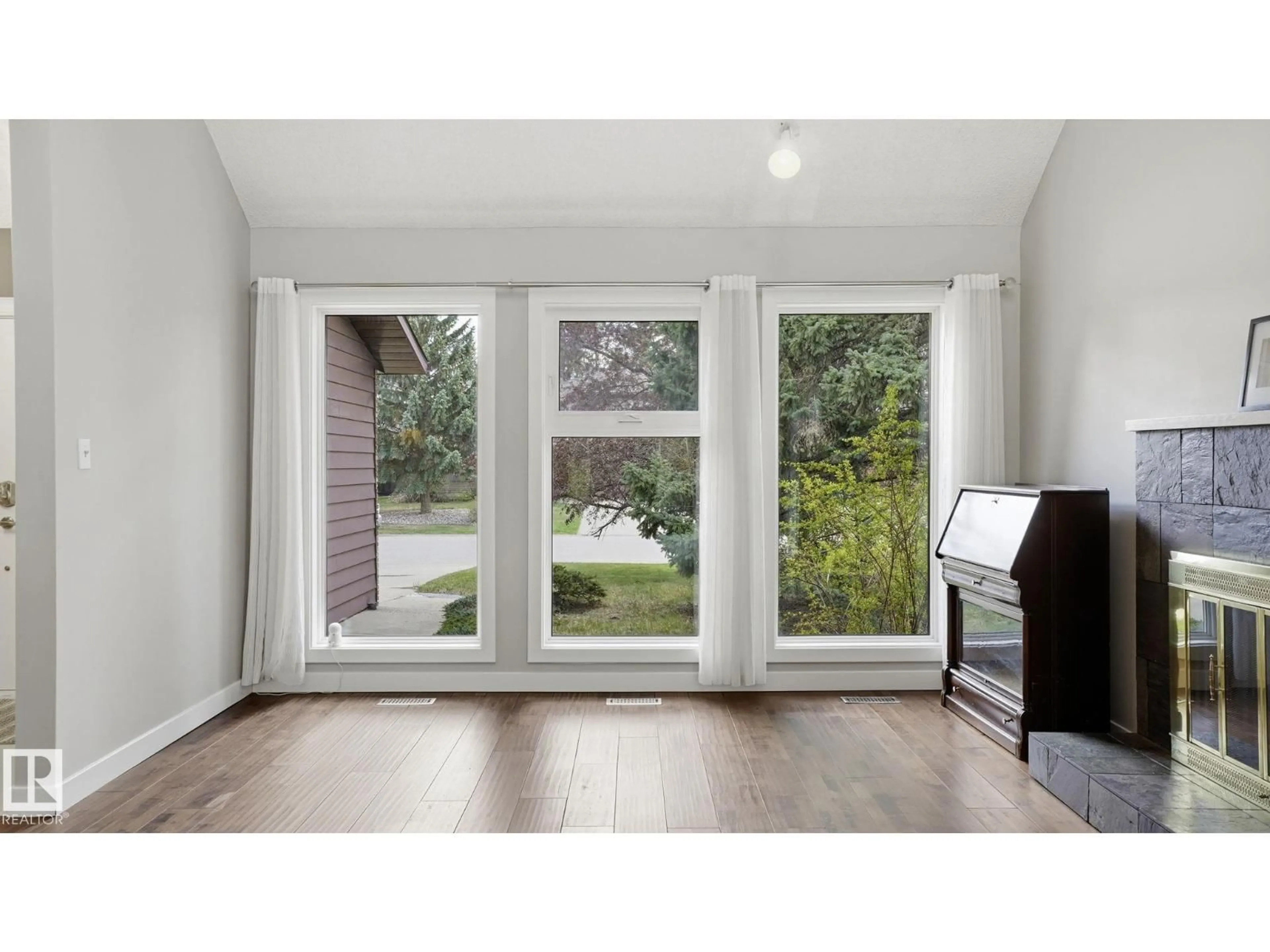 Indoor entryway for 303 WESTRIDGE RD, Edmonton Alberta T5T1C4