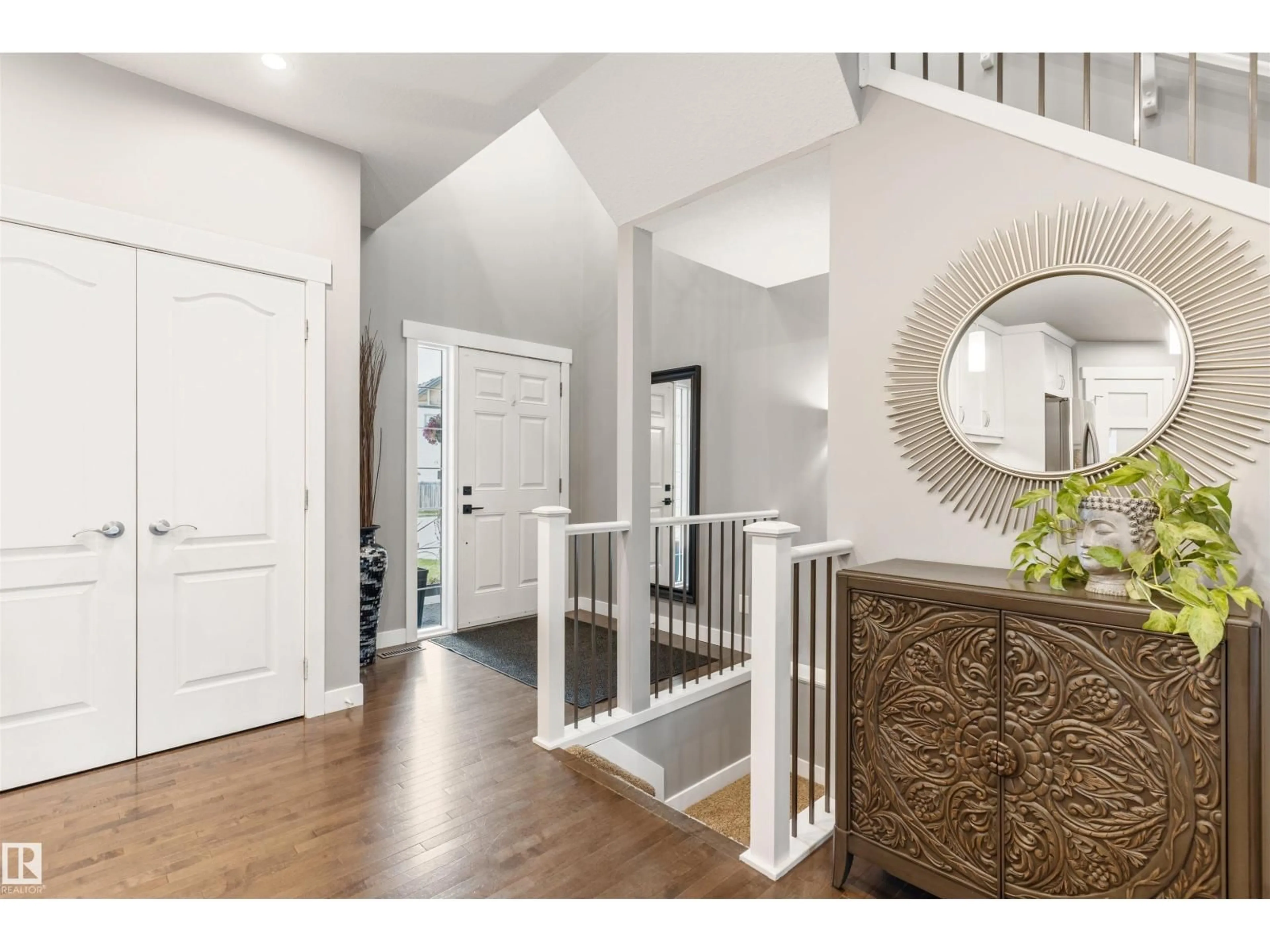 Indoor entryway for 9519 221 ST, Edmonton Alberta T5T4A8