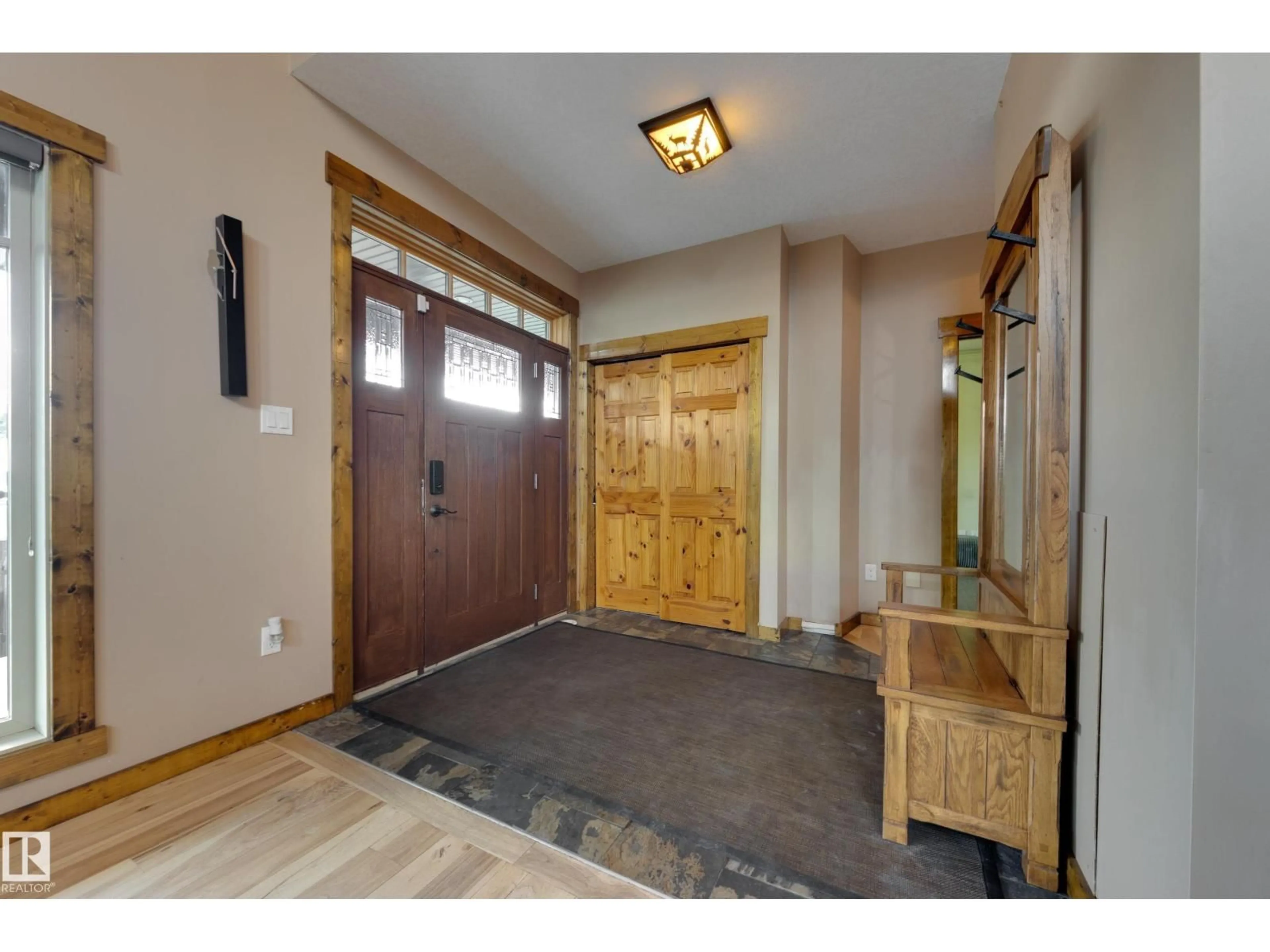 Indoor entryway for 10811 67 ST, Edmonton Alberta T6A2S3
