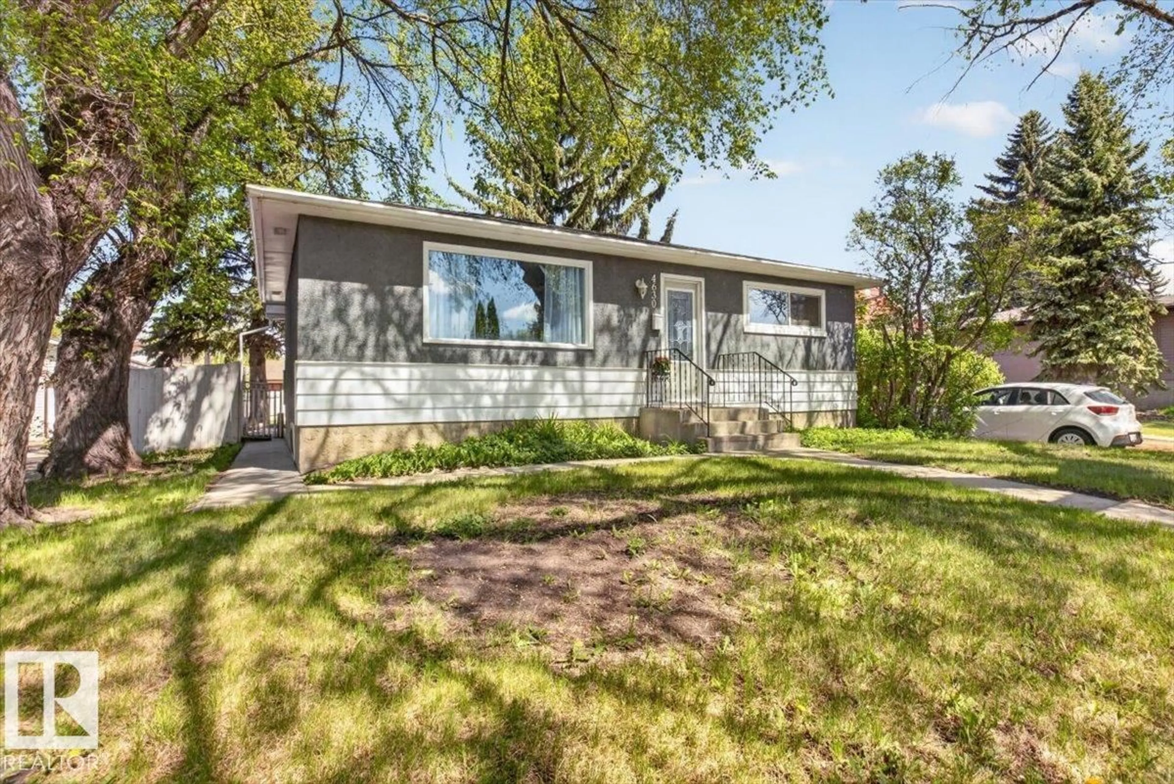 Home with vinyl exterior material, street for 4630 114 AV, Edmonton Alberta T5W0T5