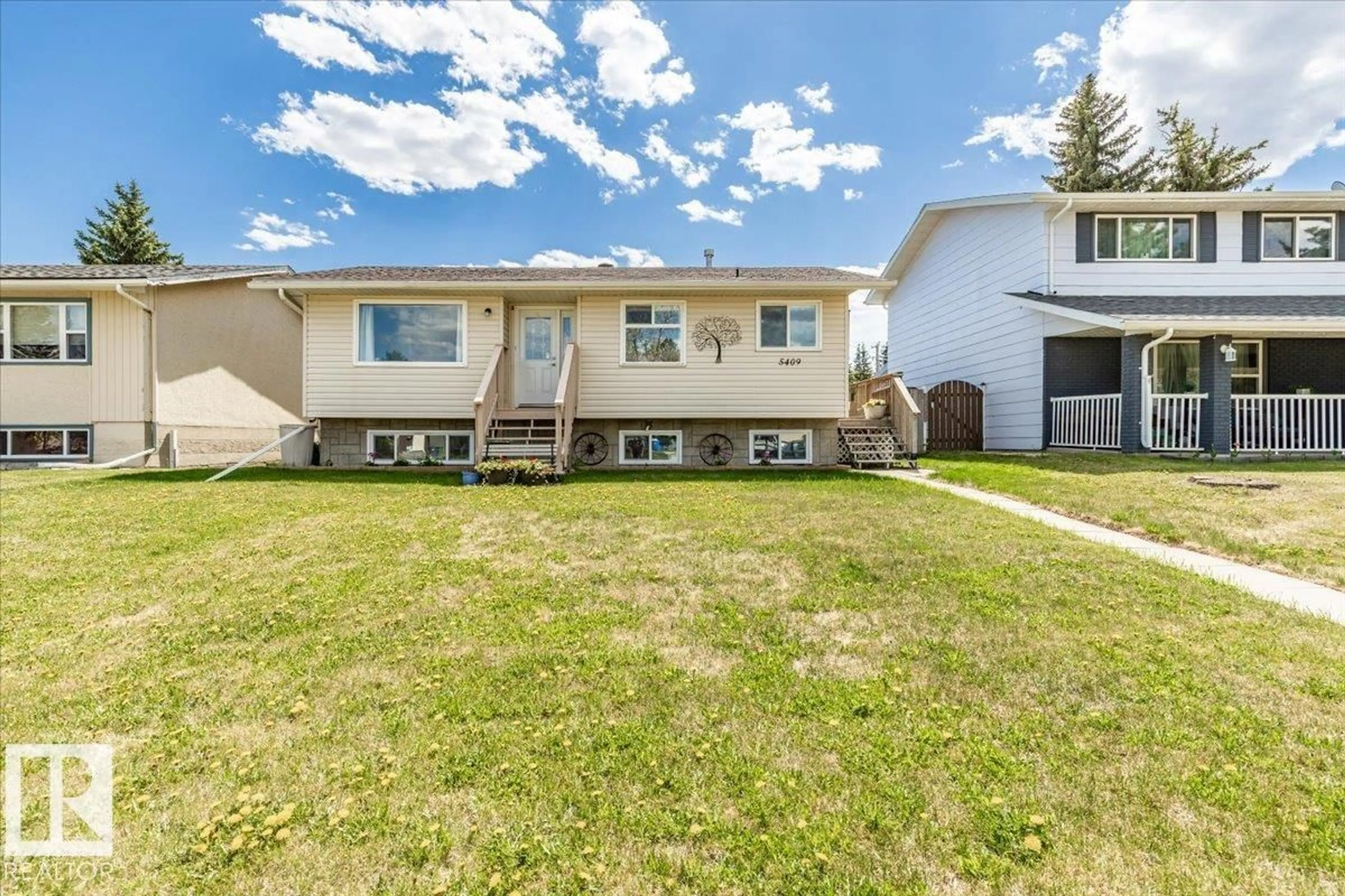 Home with vinyl exterior material, street for 5409 55 AV, Wetaskiwin Alberta T9A1A4