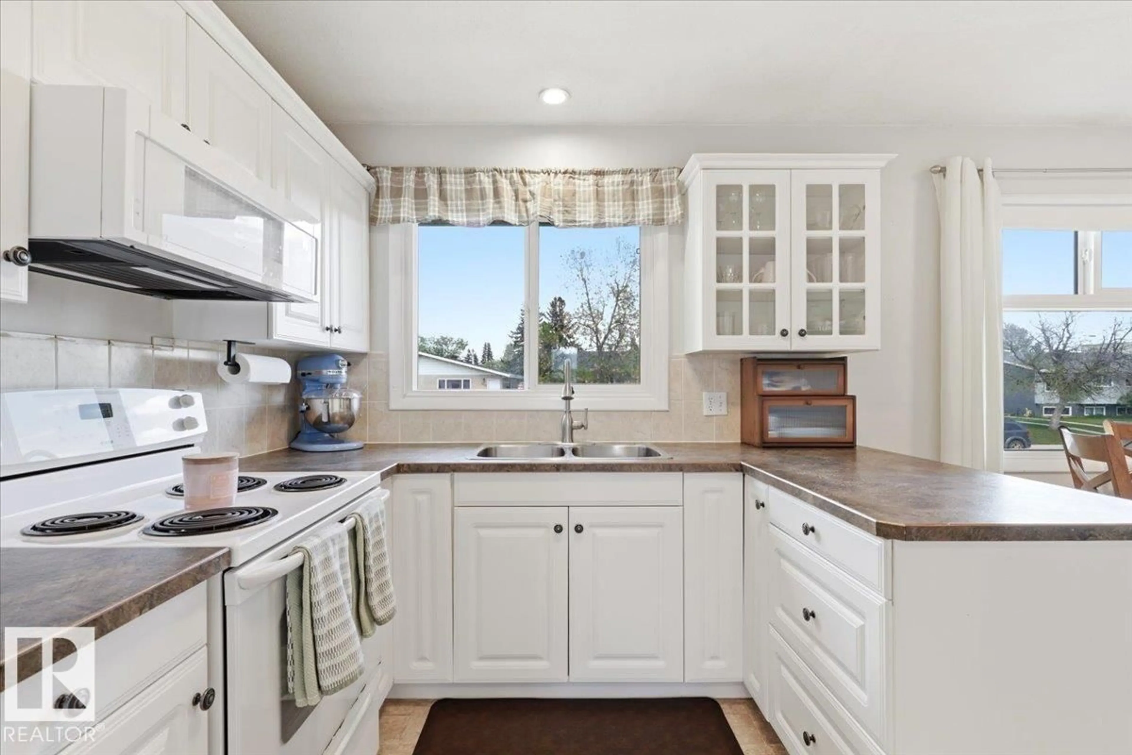 Open concept kitchen, ceramic/tile floor for 5409 55 AV, Wetaskiwin Alberta T9A1A4