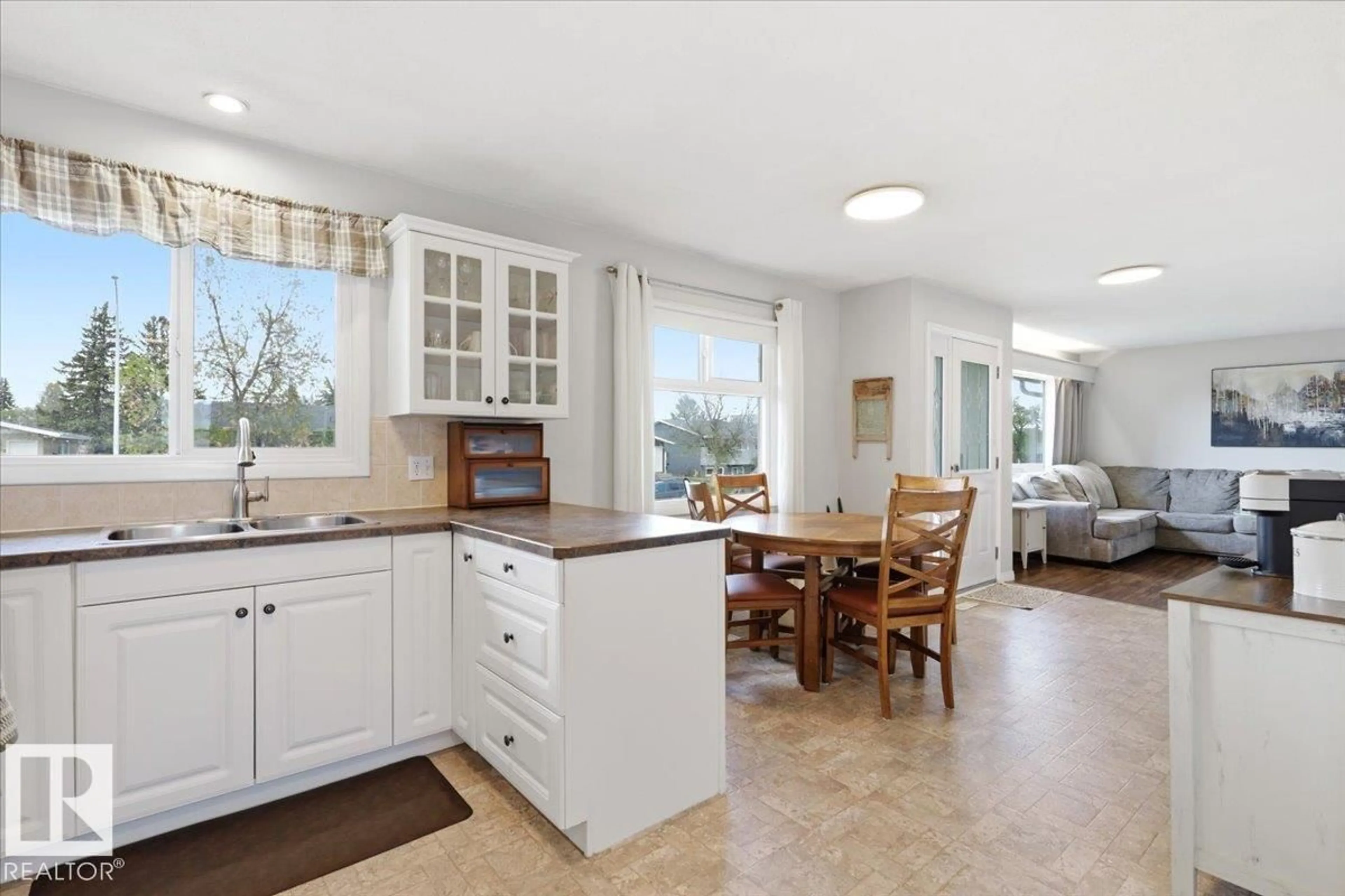 Open concept kitchen, ceramic/tile floor for 5409 55 AV, Wetaskiwin Alberta T9A1A4