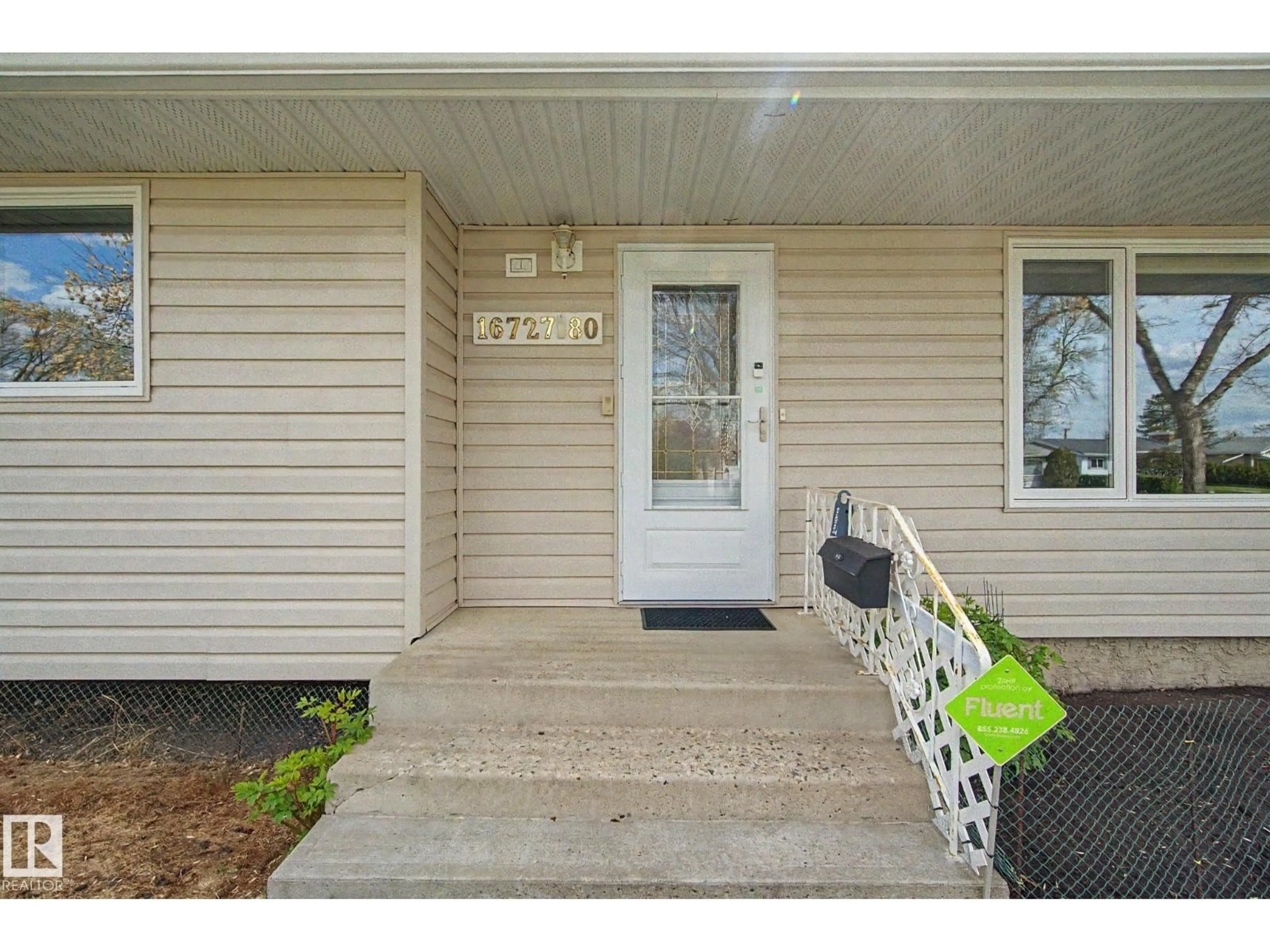 Indoor entryway for 16727 80 AV, Edmonton Alberta T5R3N1