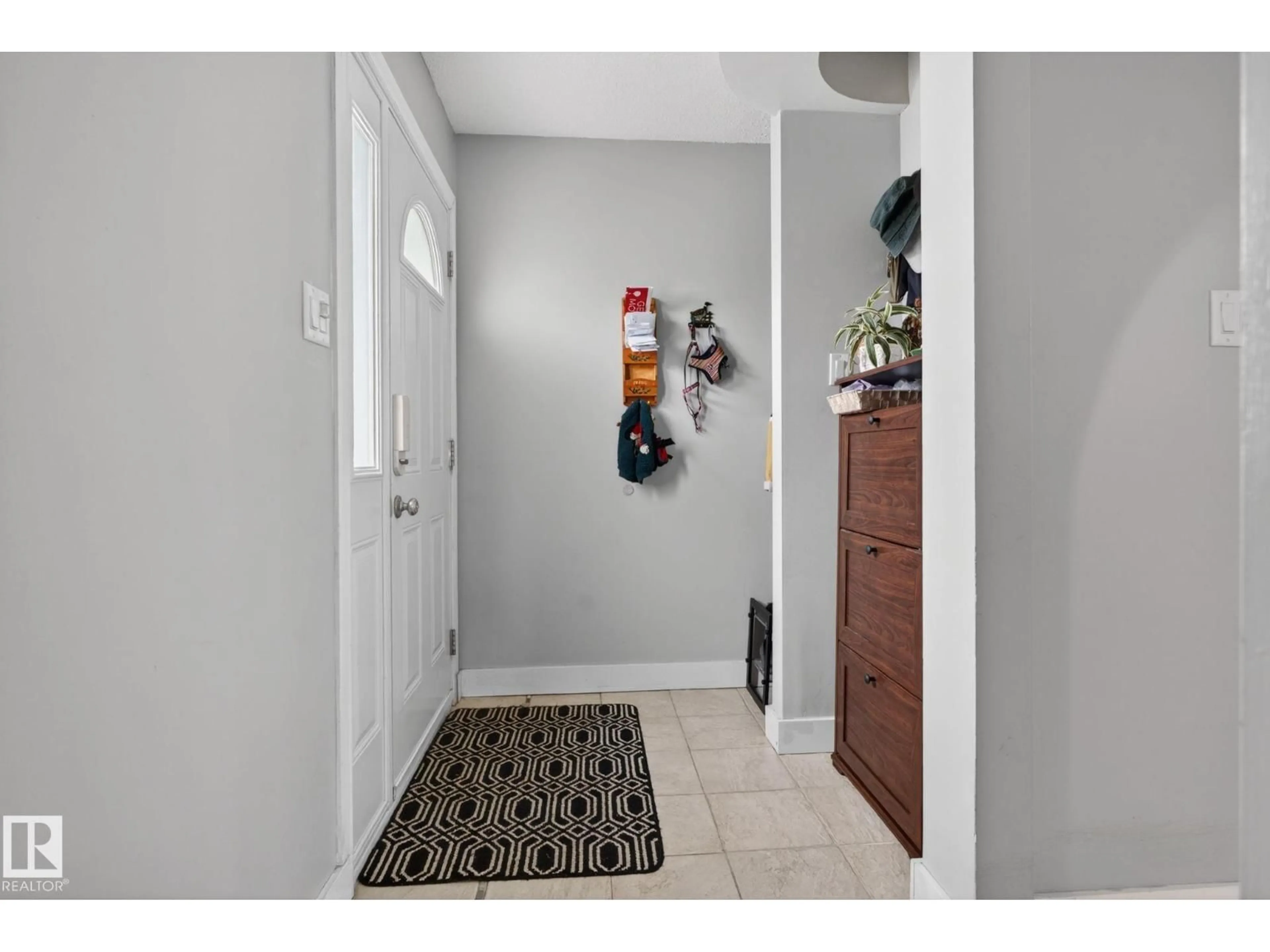 Indoor entryway for 66 AMBERLY CT, Edmonton Alberta T5A2H9