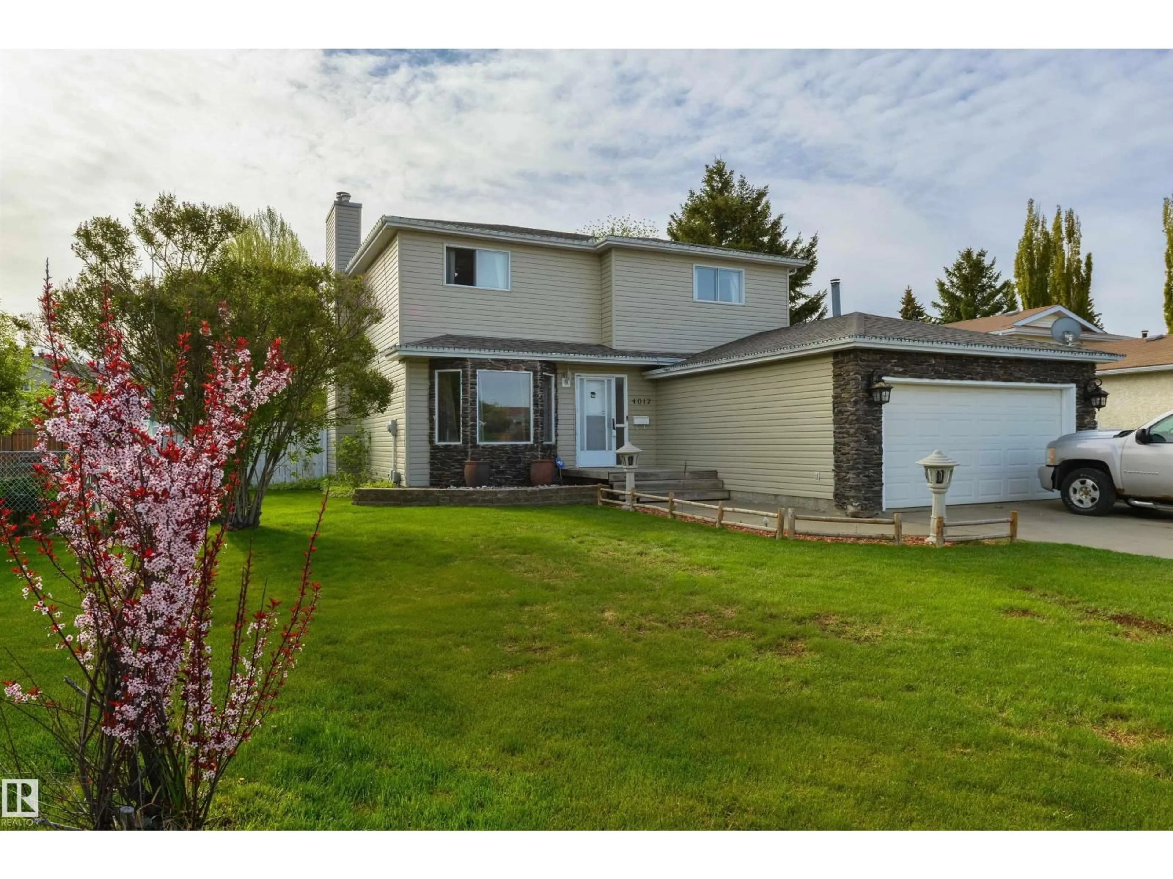 Home with vinyl exterior material, street for 4012 44 AV, Stony Plain Alberta T7Z1K3