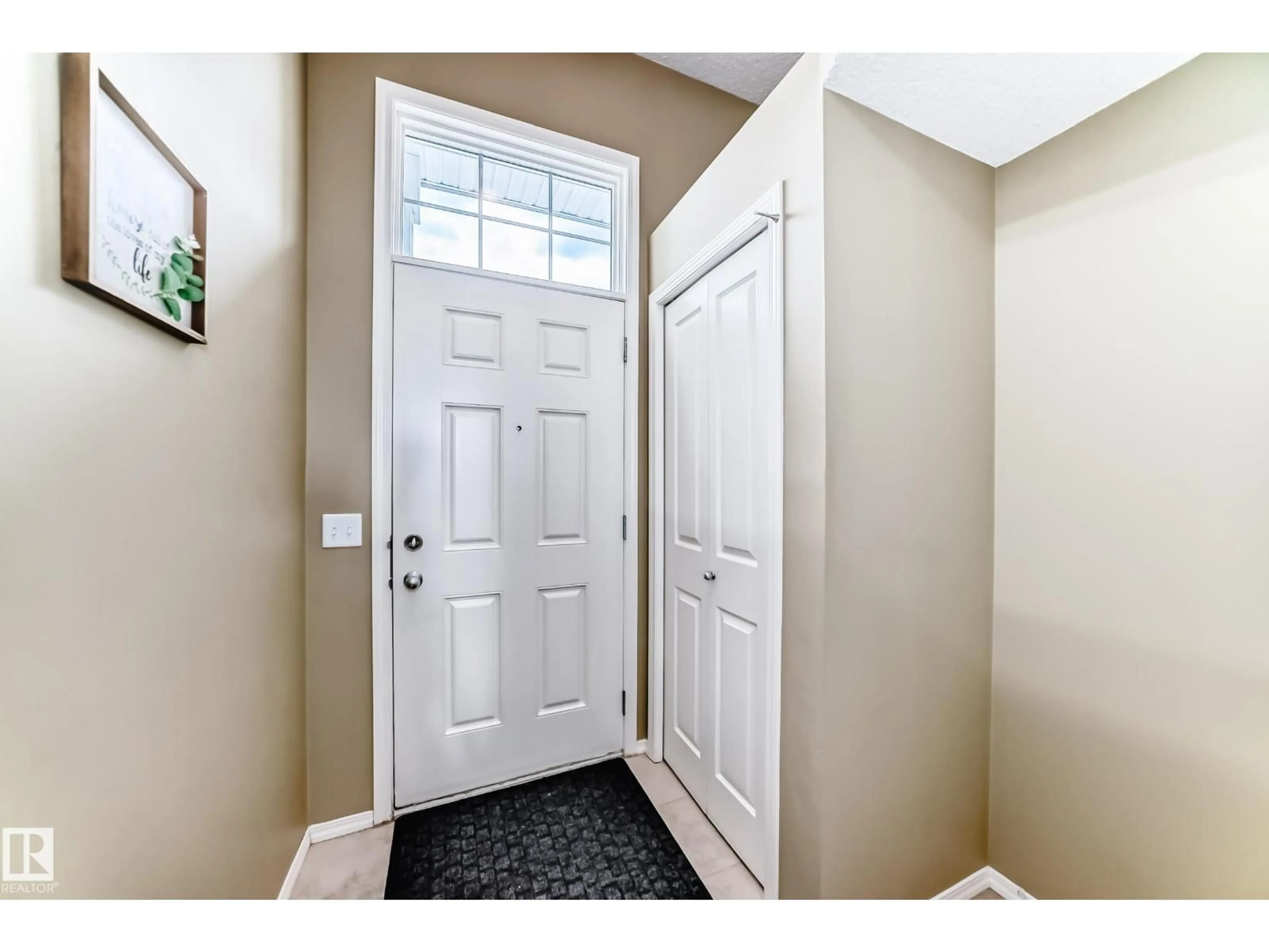 Indoor entryway for 68 2051 TOWNE CENTRE BV, Edmonton Alberta T6R0G8