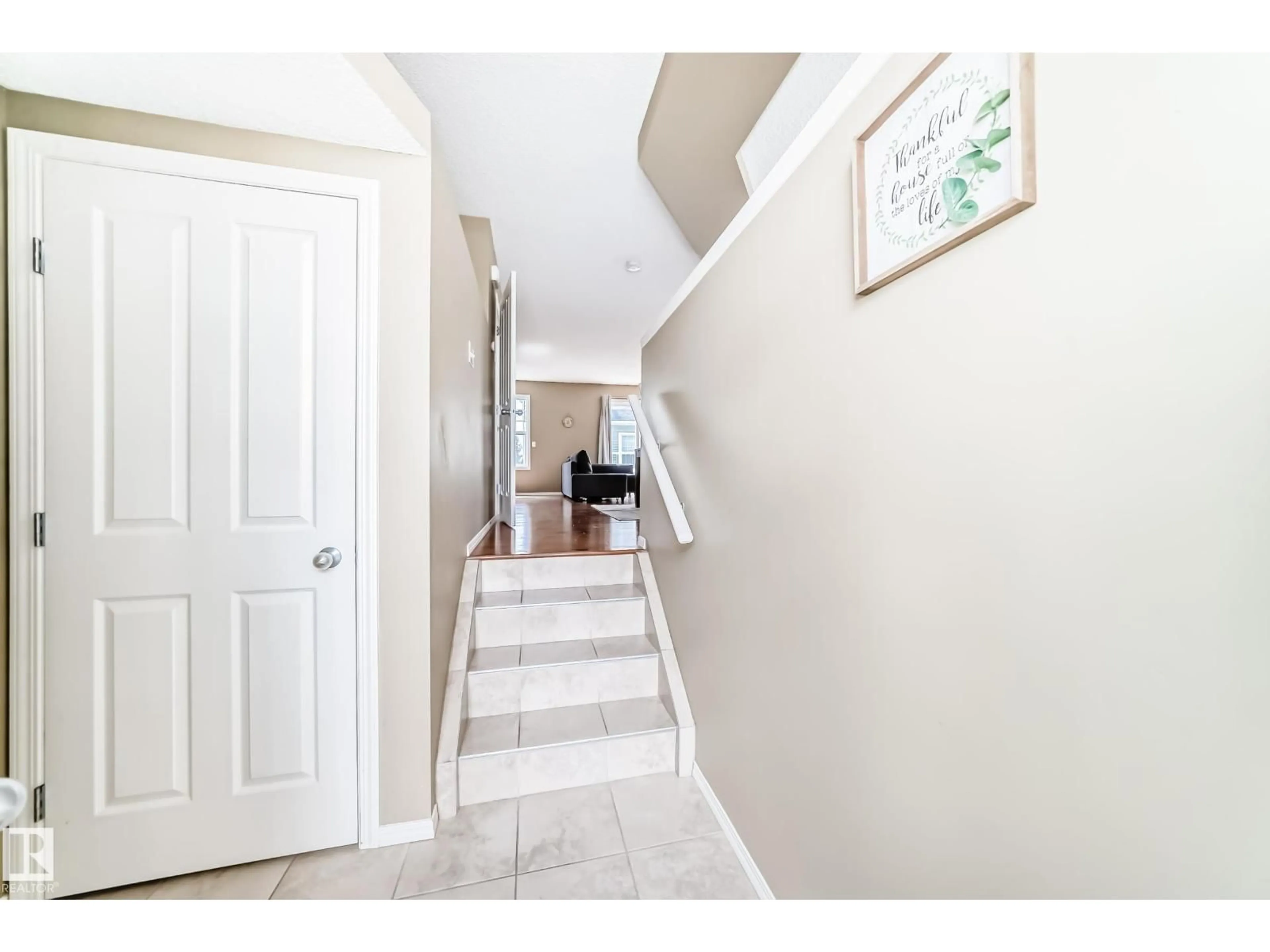 Indoor entryway for 68 2051 TOWNE CENTRE BV, Edmonton Alberta T6R0G8