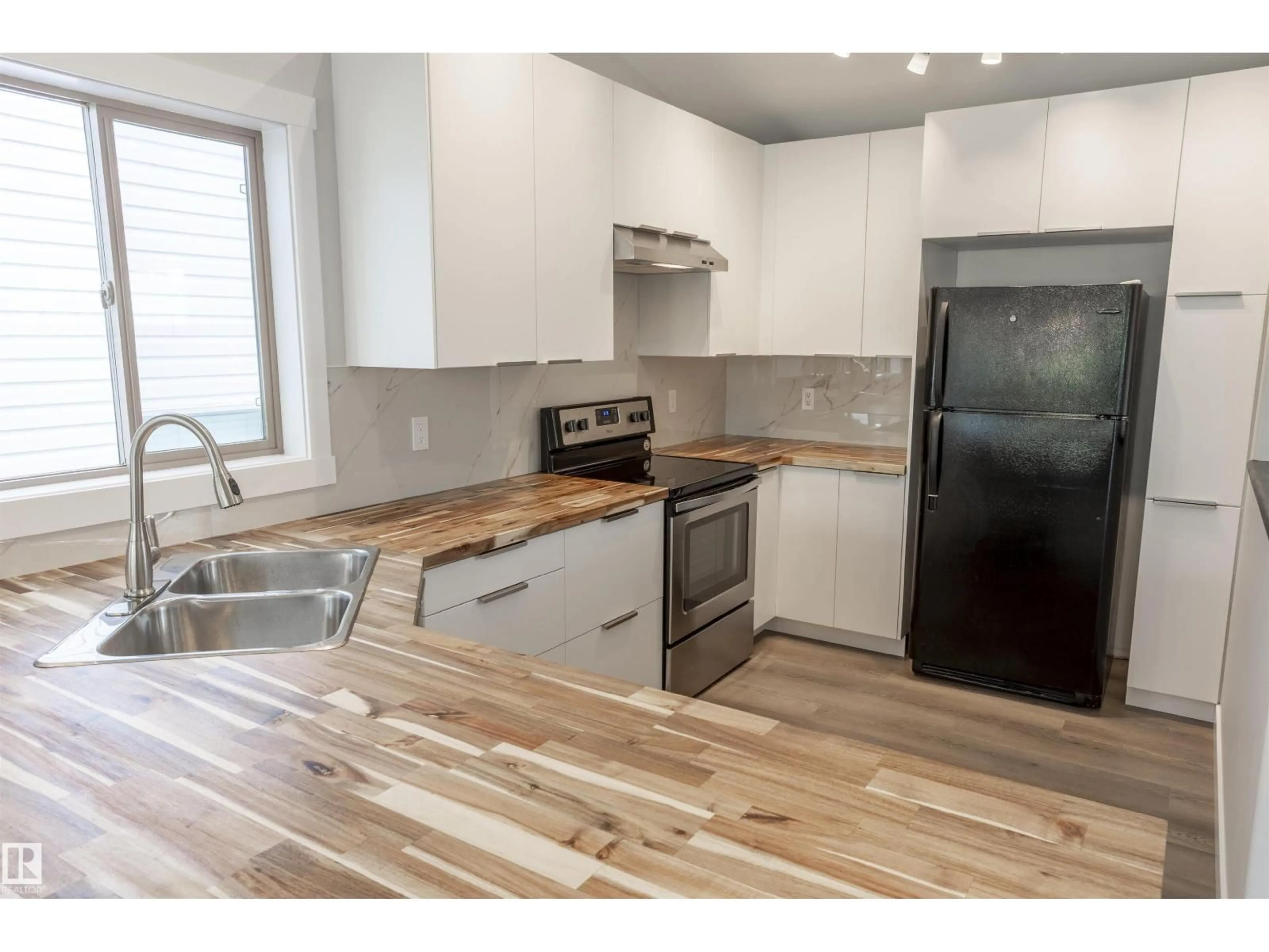 Standard kitchen, wood/laminate floor for 738 KANANASKIS DR, Devon Alberta T9G2G7