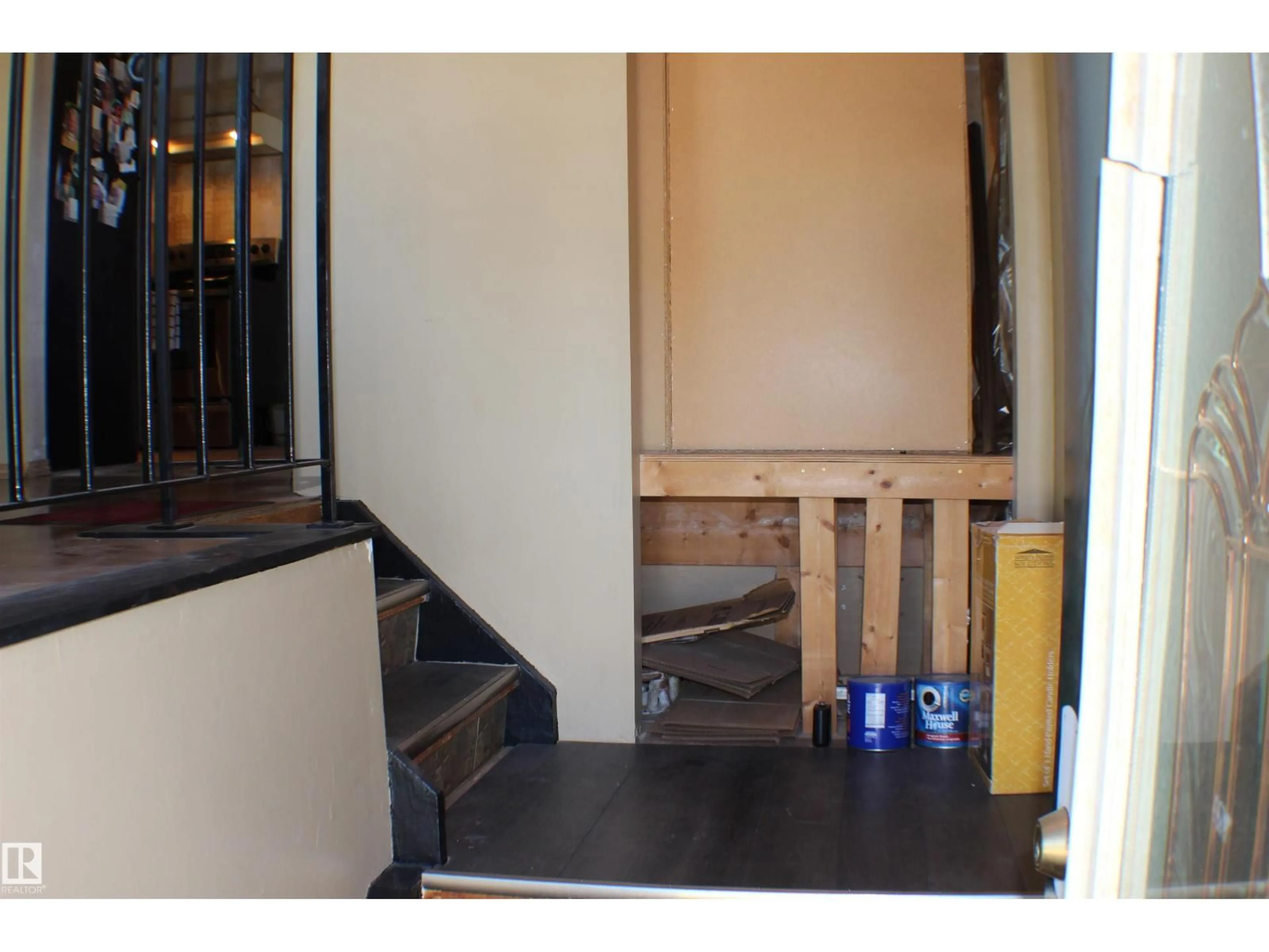 Indoor foyer for 111 DIAMOND DR, Millet Alberta T0C1Z0