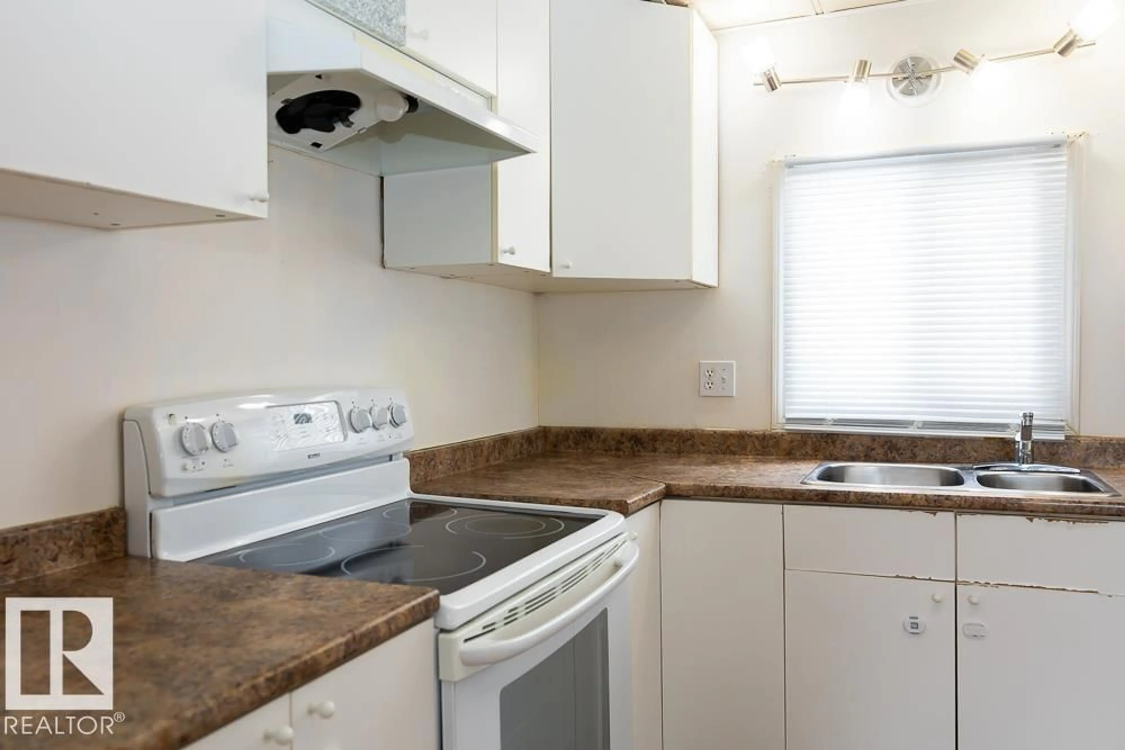 Standard kitchen, unknown for 5016 44 ST, Drayton Valley Alberta T7A1B3