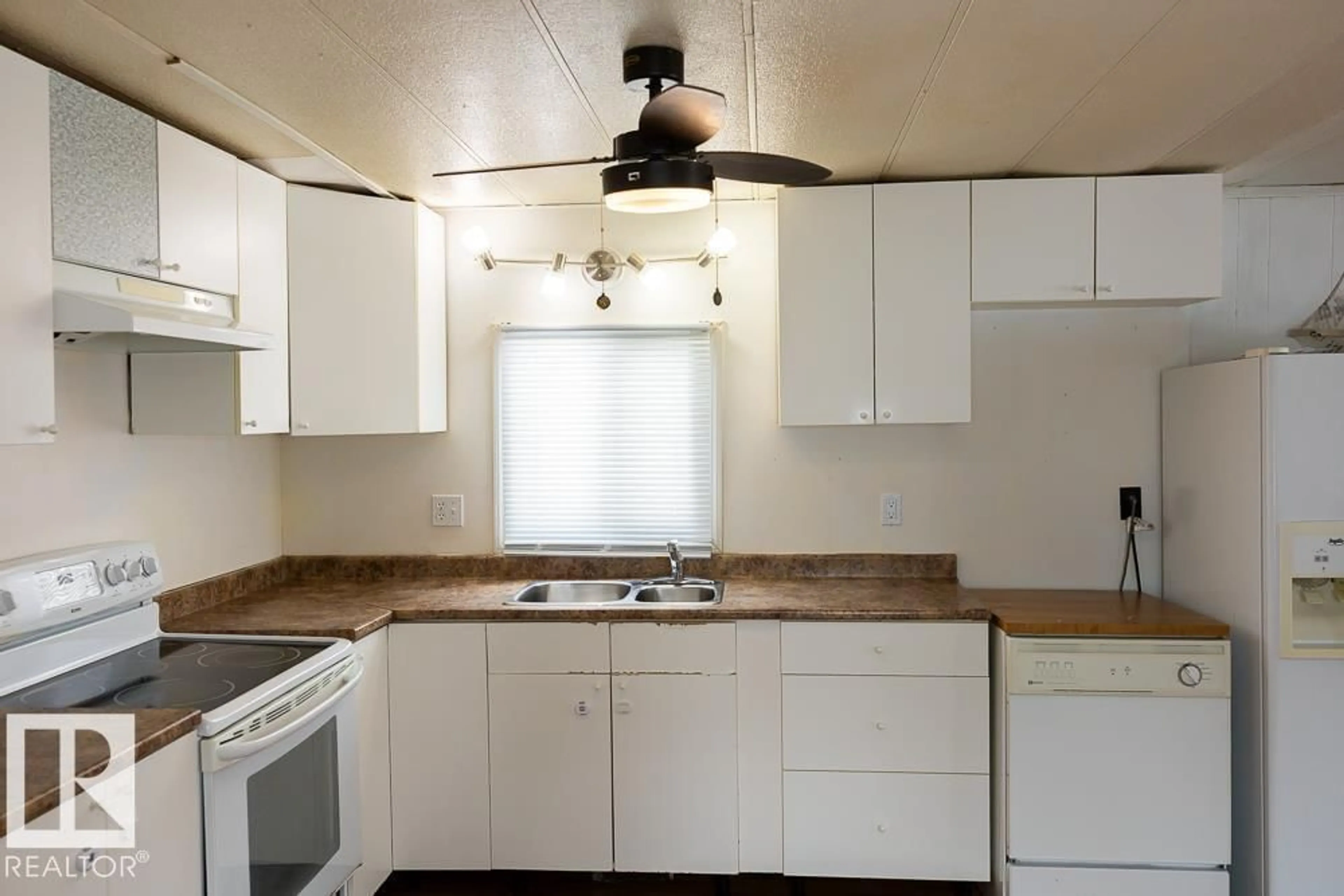 Standard kitchen, wood/laminate floor for 5016 44 ST, Drayton Valley Alberta T7A1B3