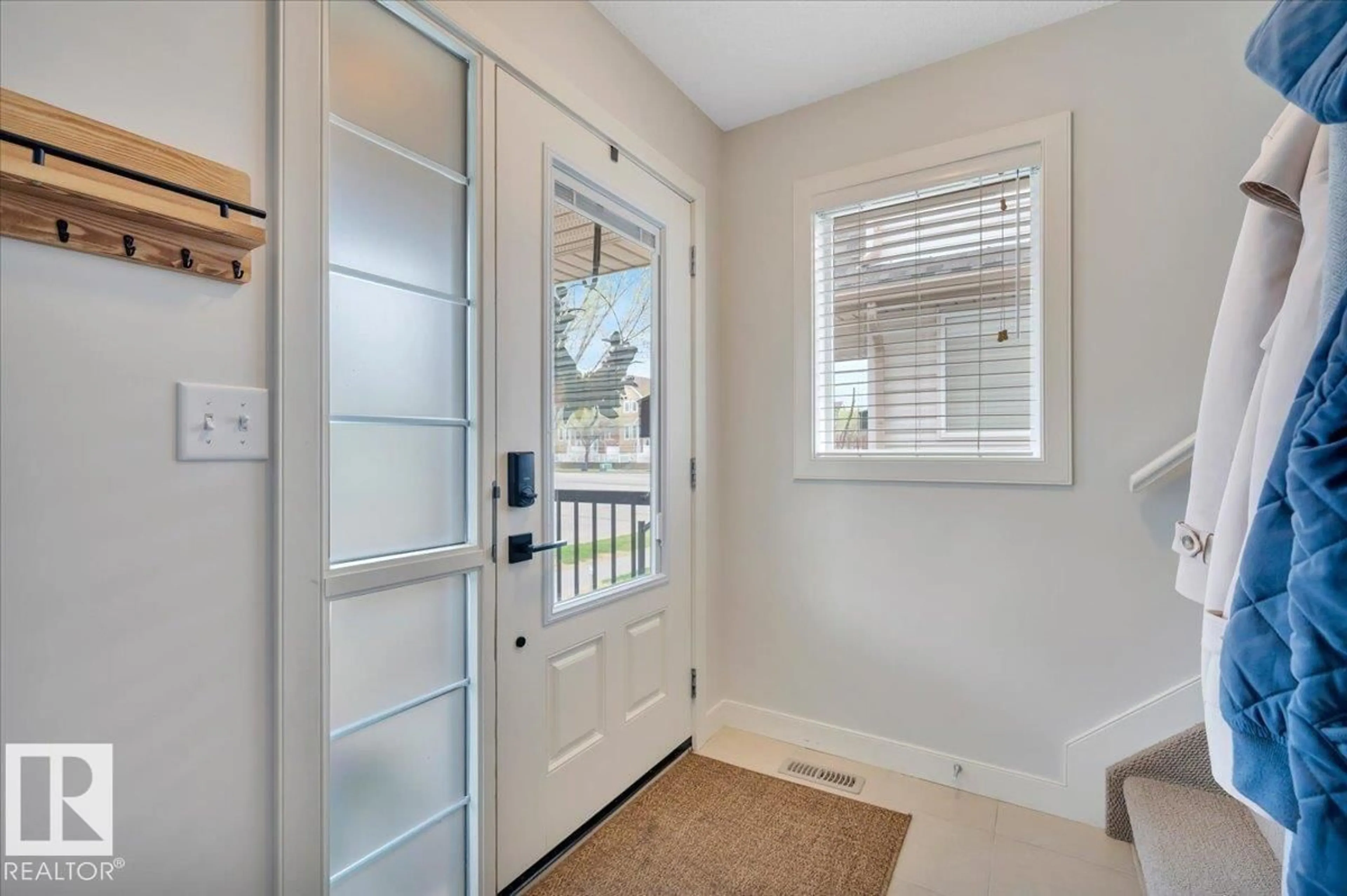 Indoor entryway for 4865 TERWILLEGAR CM, Edmonton Alberta T6R0A8