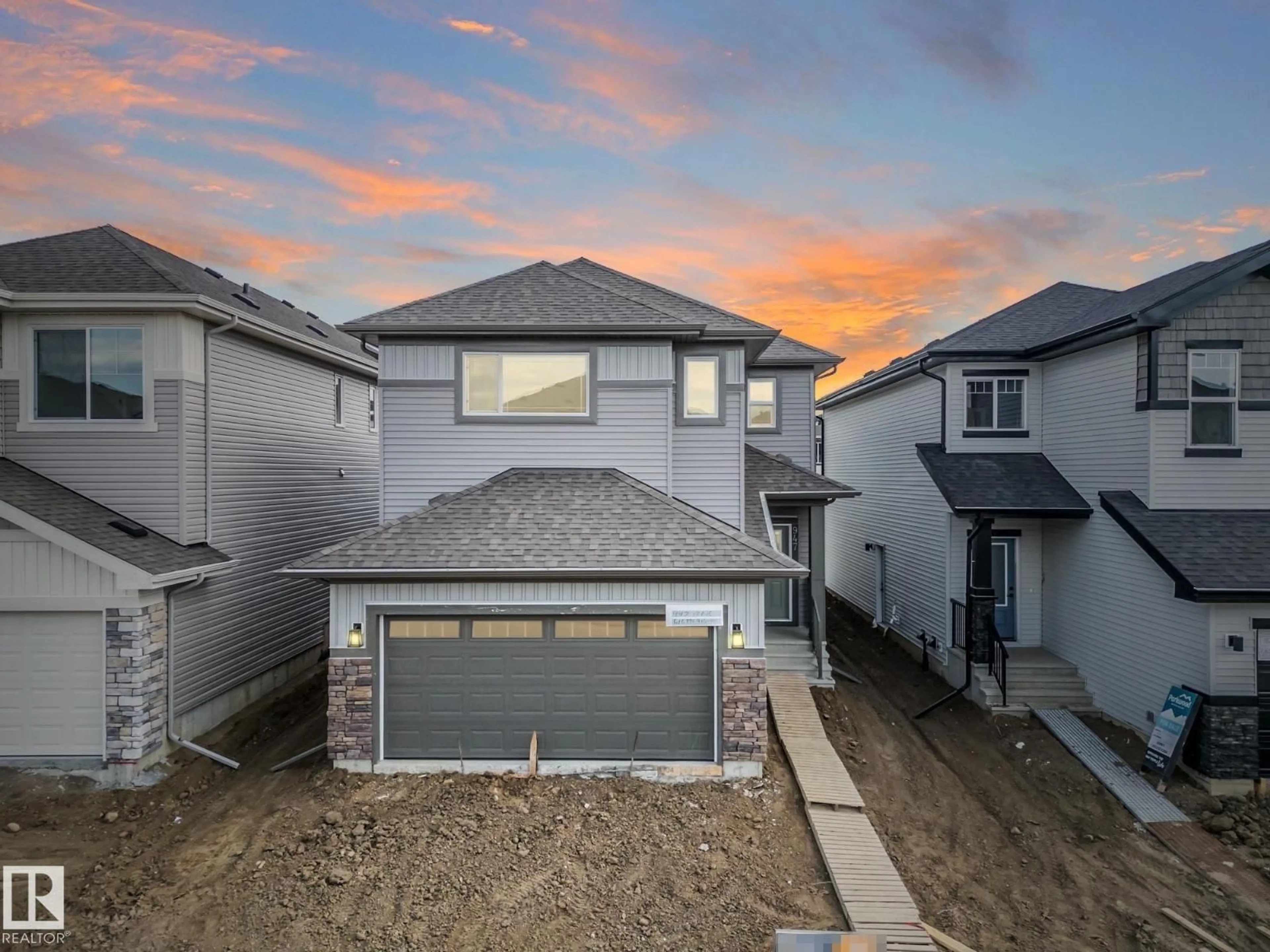 A pic from outside/outdoor area/front of a property/back of a property/a pic from drone, street for 947 18 AV, Edmonton Alberta T6T2X3