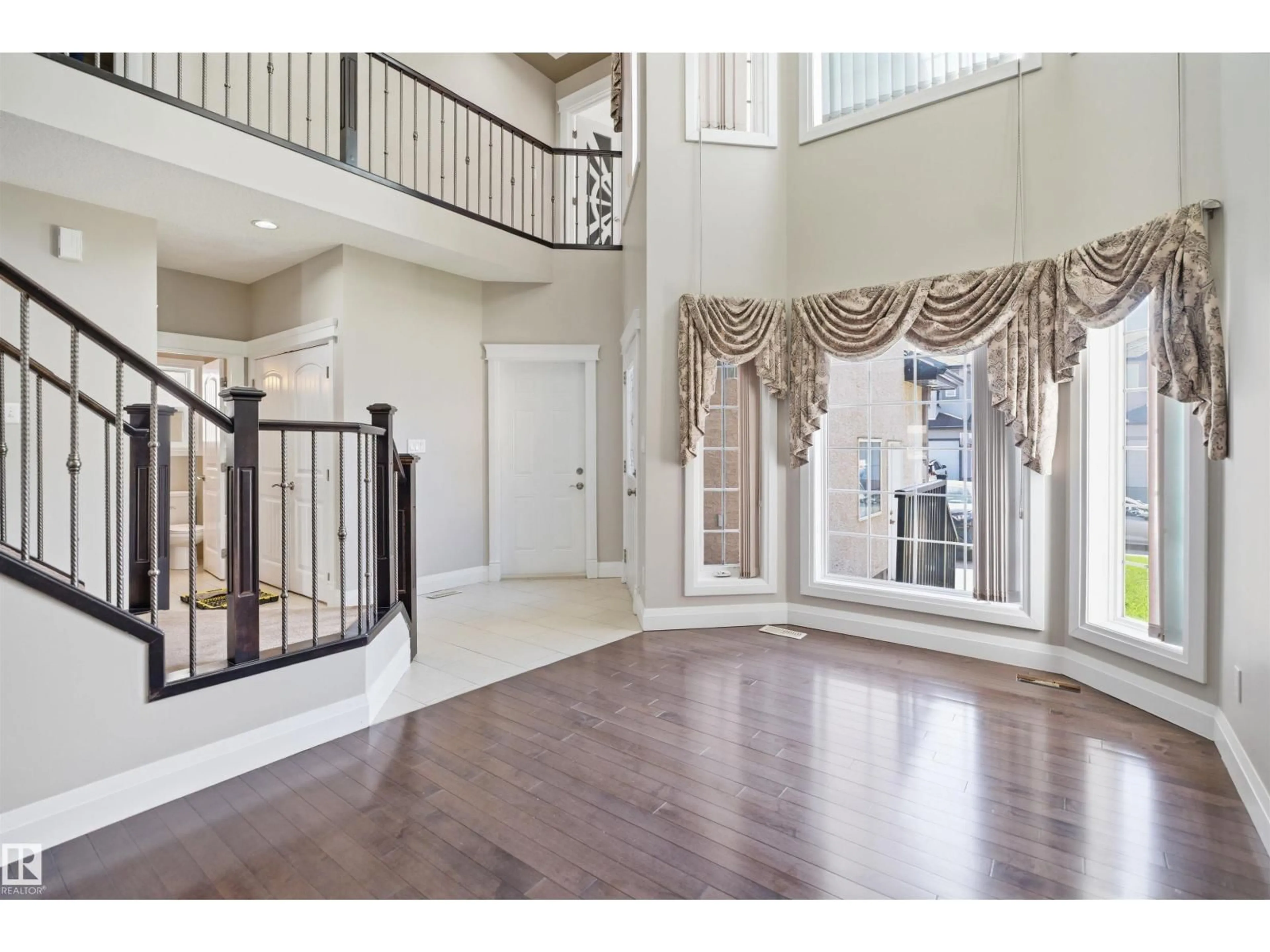 Indoor entryway for 16807 54 ST, Edmonton Alberta T5Y0R4