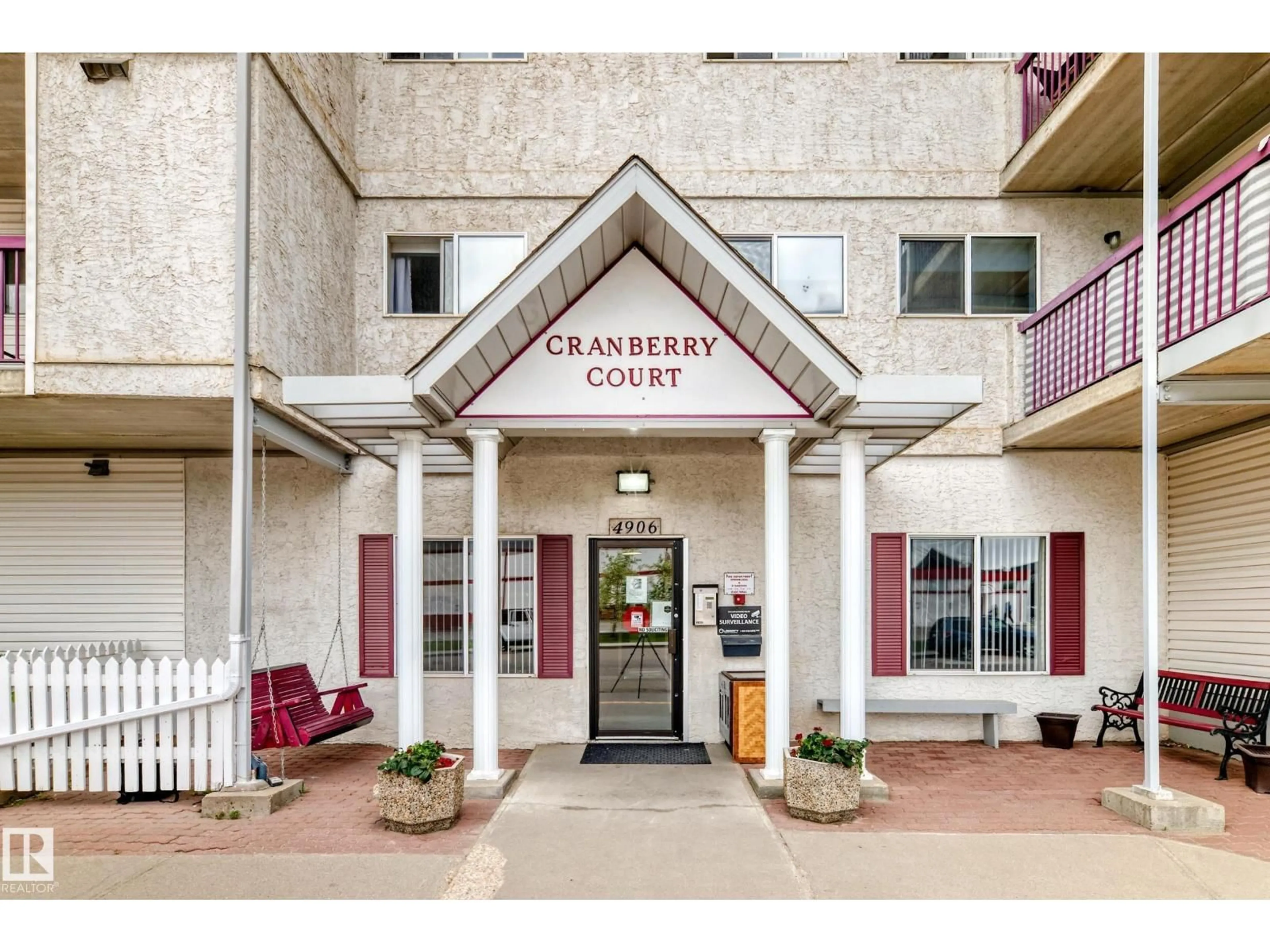 Indoor foyer for 311 - 4906 47 AV, Leduc Alberta T9E6R7