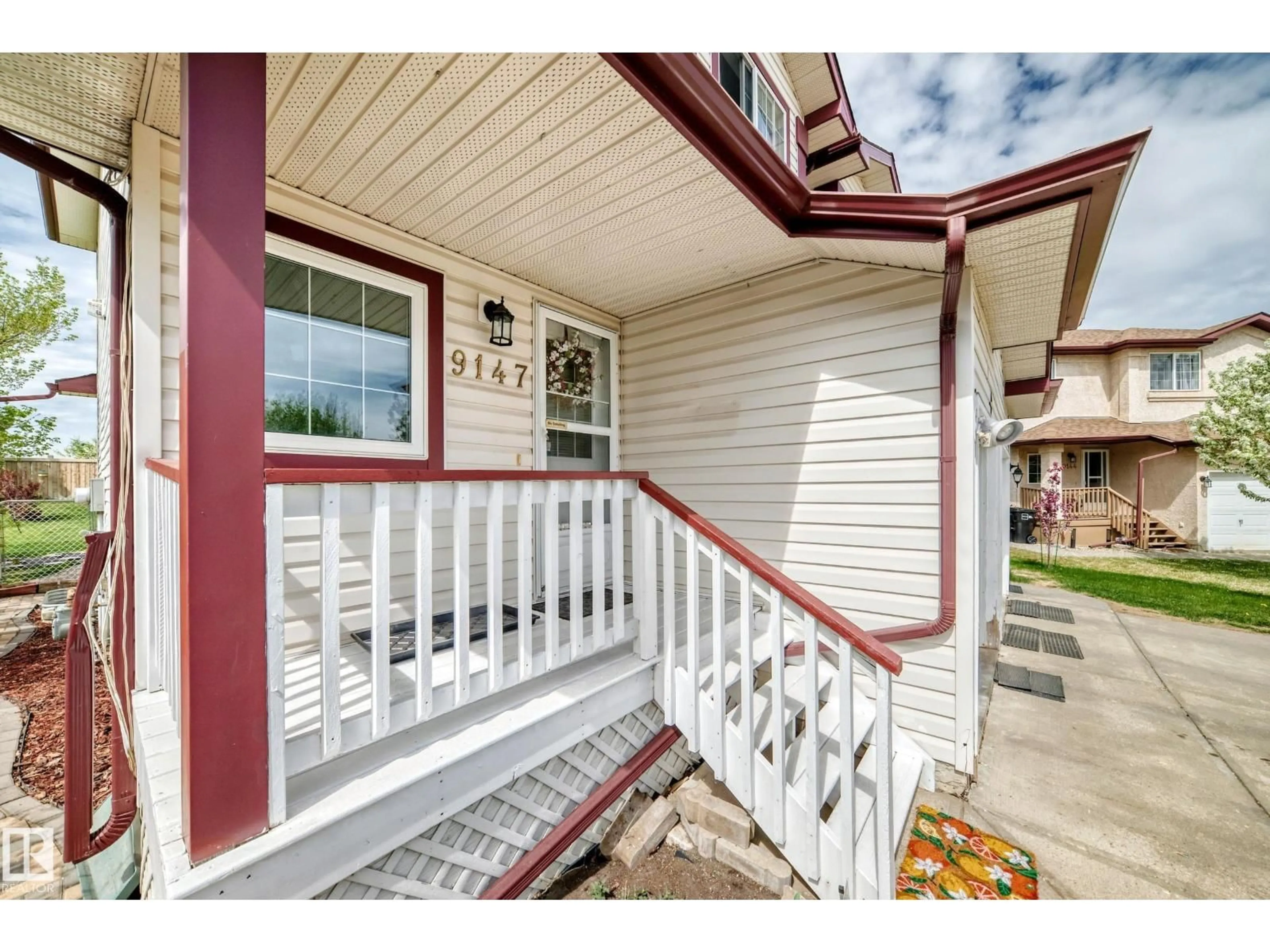 Indoor entryway for 9147 165 AV, Edmonton Alberta T5Z3H7